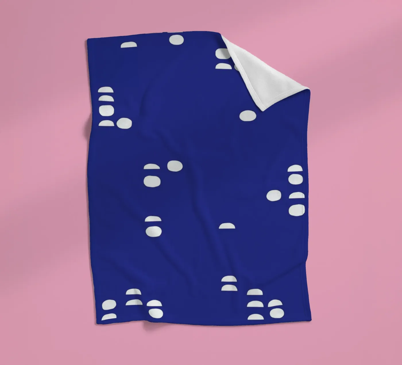 Pebbles coperta in pile da Maren Gross