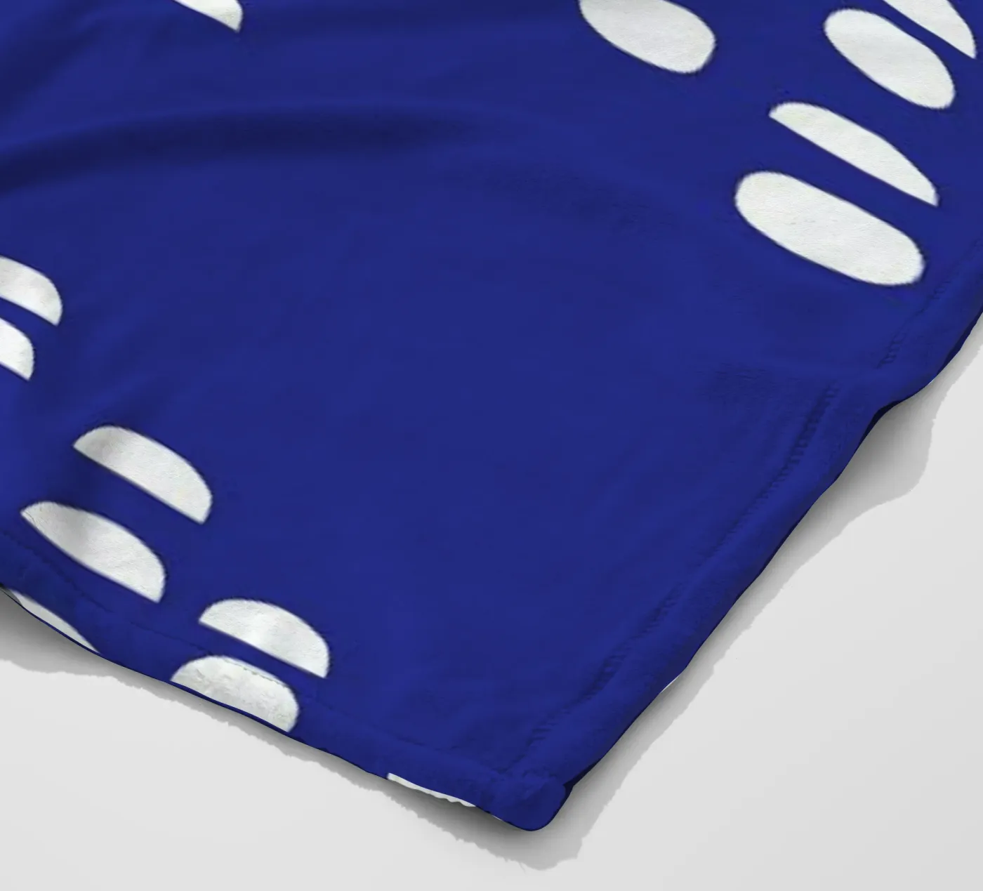 Pebbles coperta in pile da Maren Gross