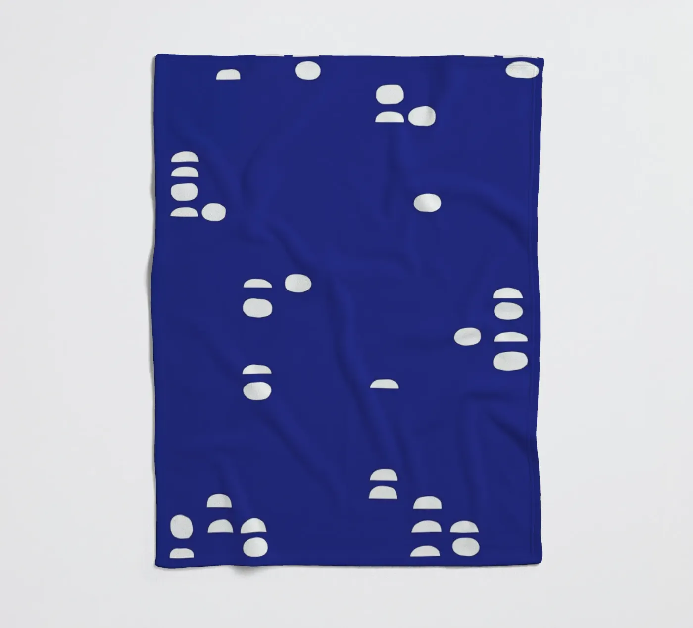 Pebbles coperta in pile da Maren Gross