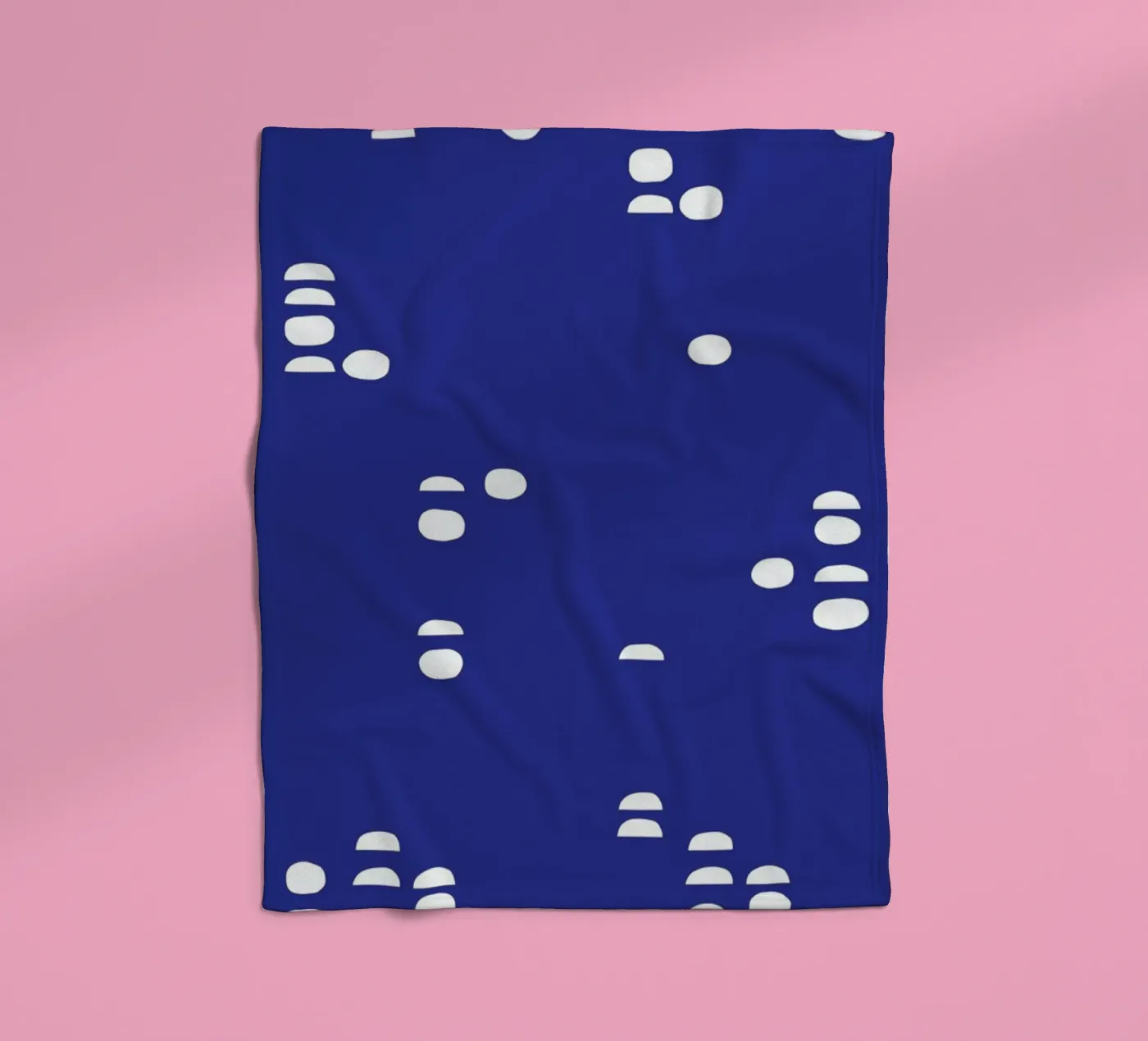 Pebbles coperta in pile da Maren Gross