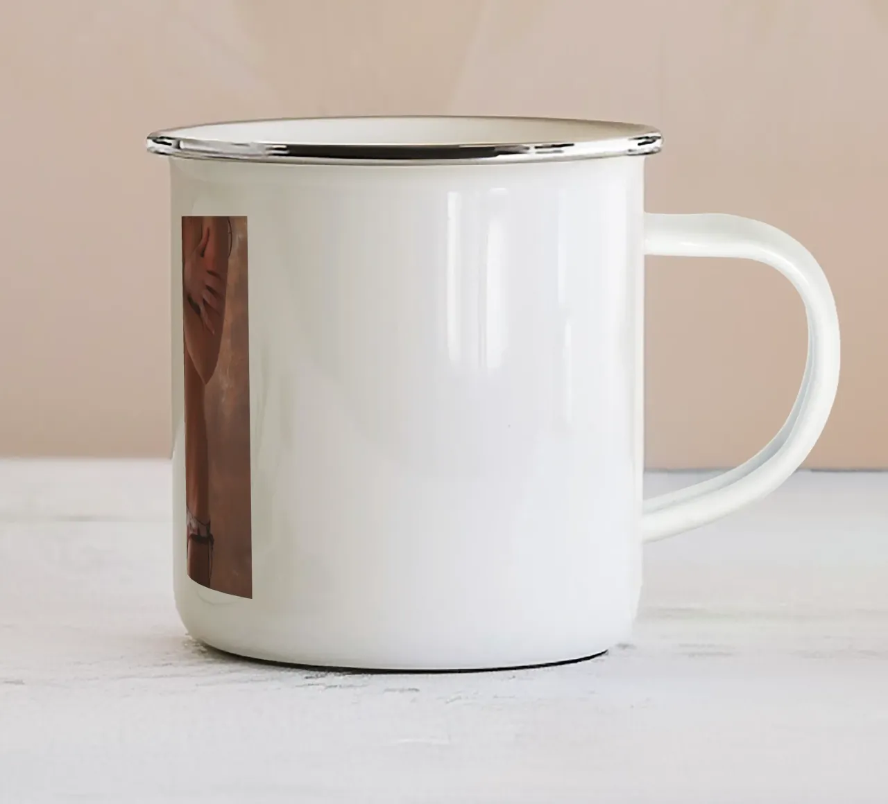 Katy in mutandine tazza in smalto da Dave Hare Photography