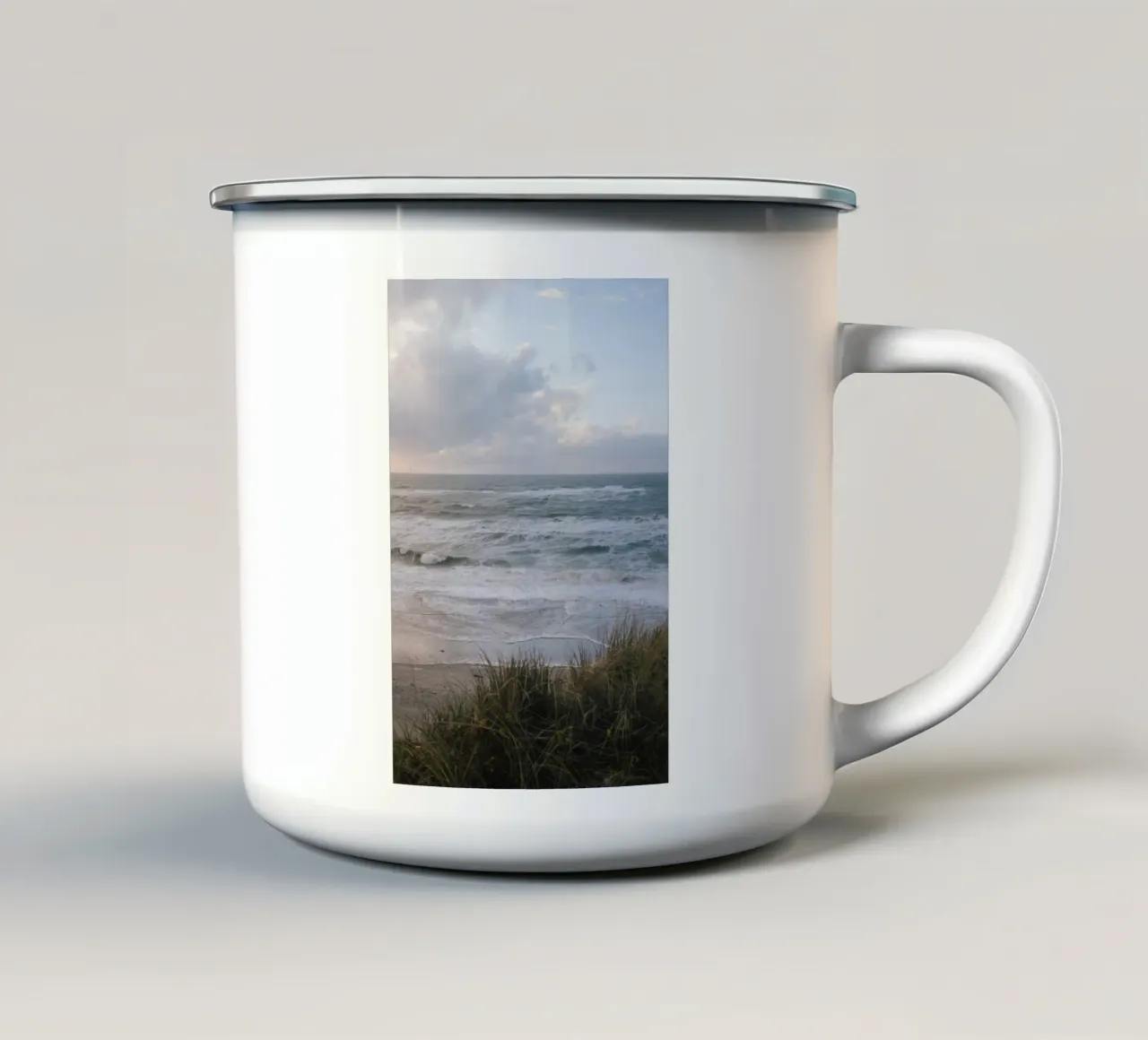 Nordsee im Wind tazza in smalto da The Wild Creative Studio