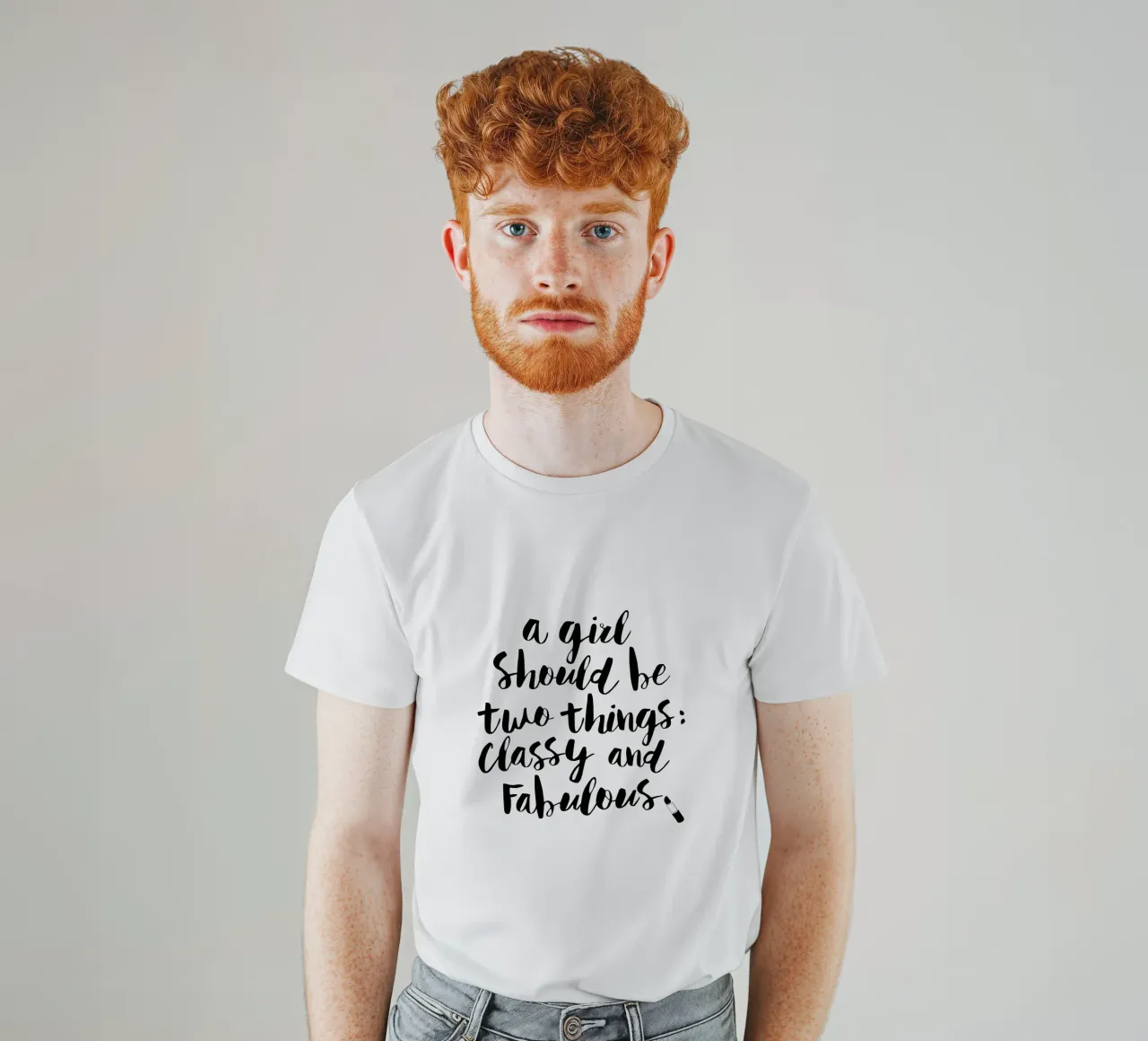 Una ragazza dovrebbe essere due cose di classe e favolosa tipografia t-shirt da THE MOTIVATED TYPE