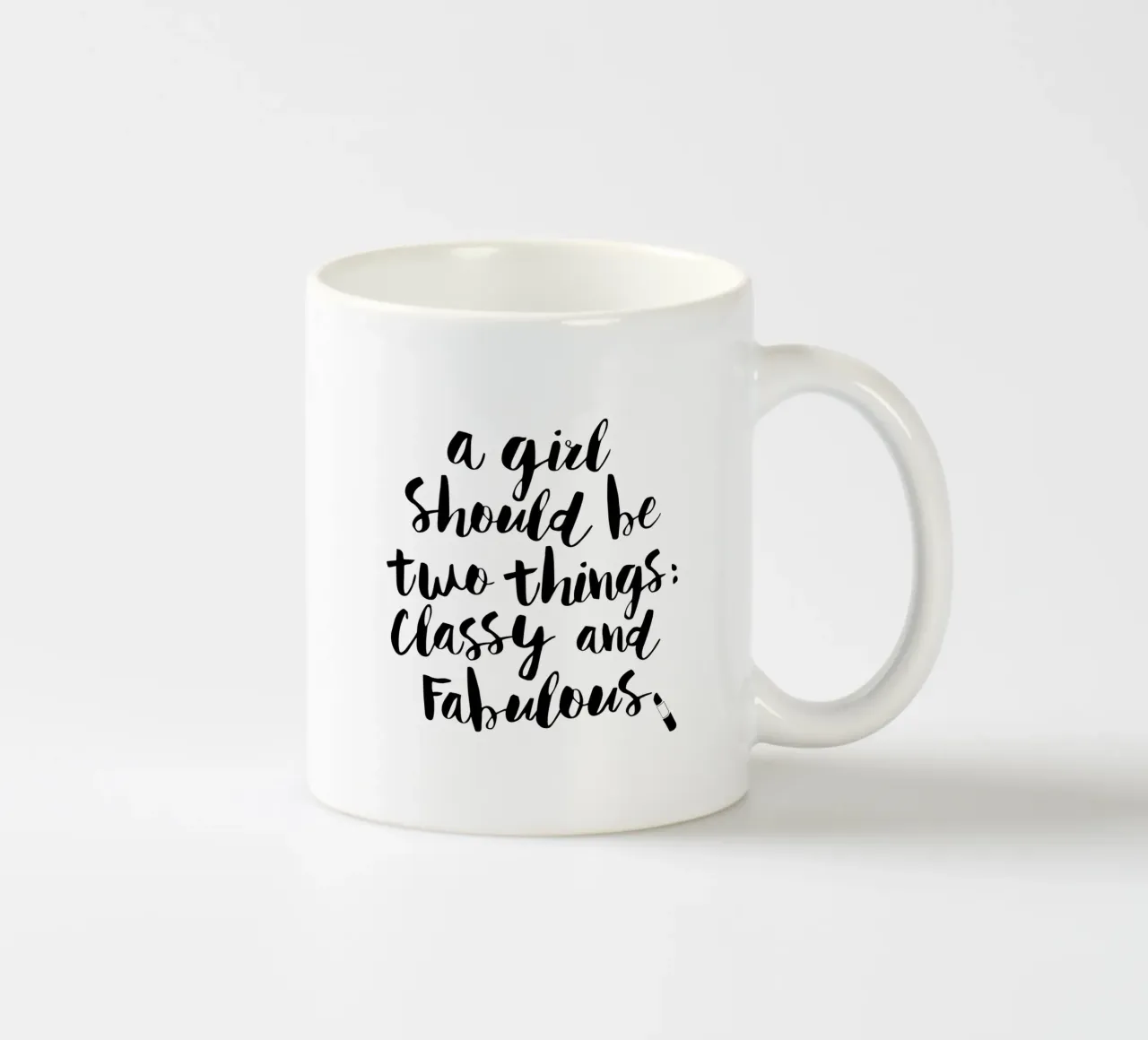Una ragazza dovrebbe essere due cose di classe e favolosa tipografia tazza in ceramica da THE MOTIVATED TYPE
