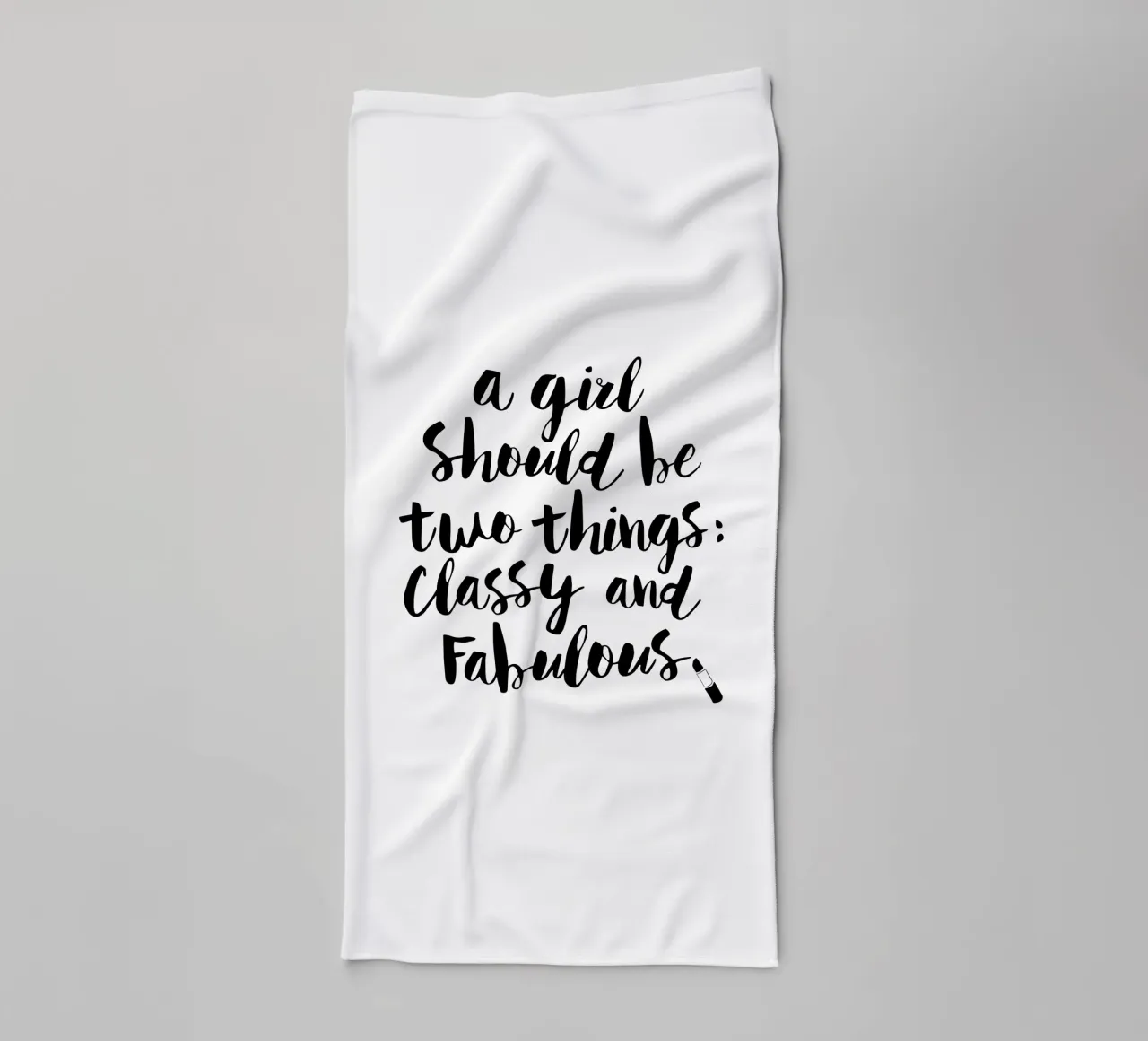 Una ragazza dovrebbe essere due cose di classe e favolosa tipografia asciugamano da bagno da THE MOTIVATED TYPE
