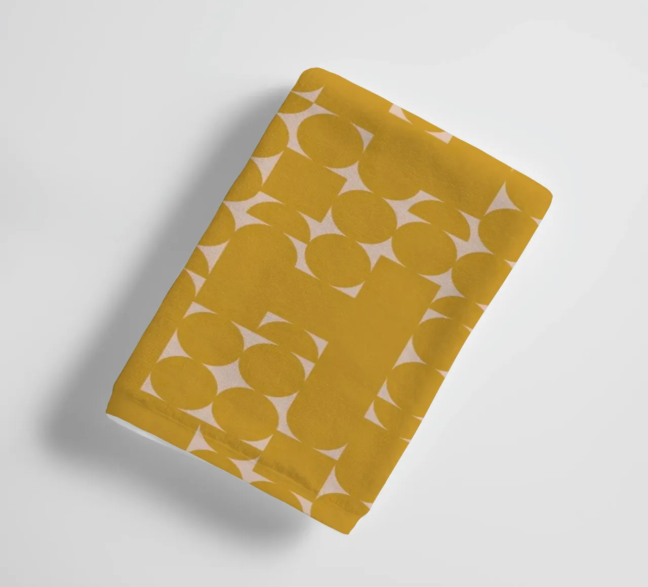 Impression d'art géométrique jaune moutarde et pêche serviette de bain de kookiepixel