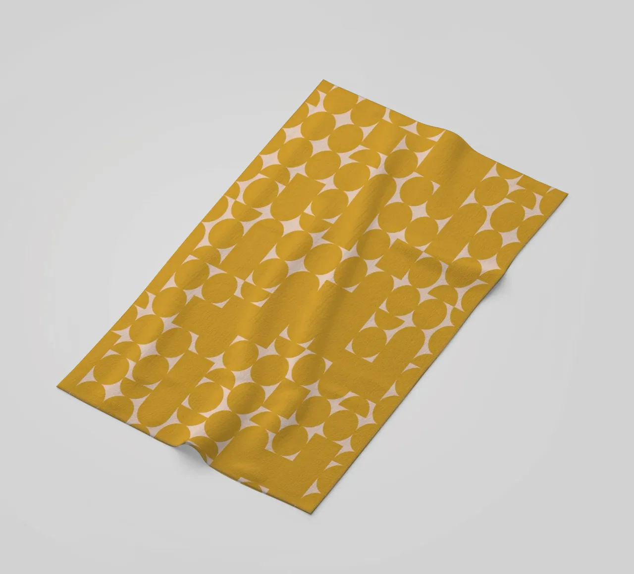 Impression d'art géométrique jaune moutarde et pêche serviette de plage de kookiepixel