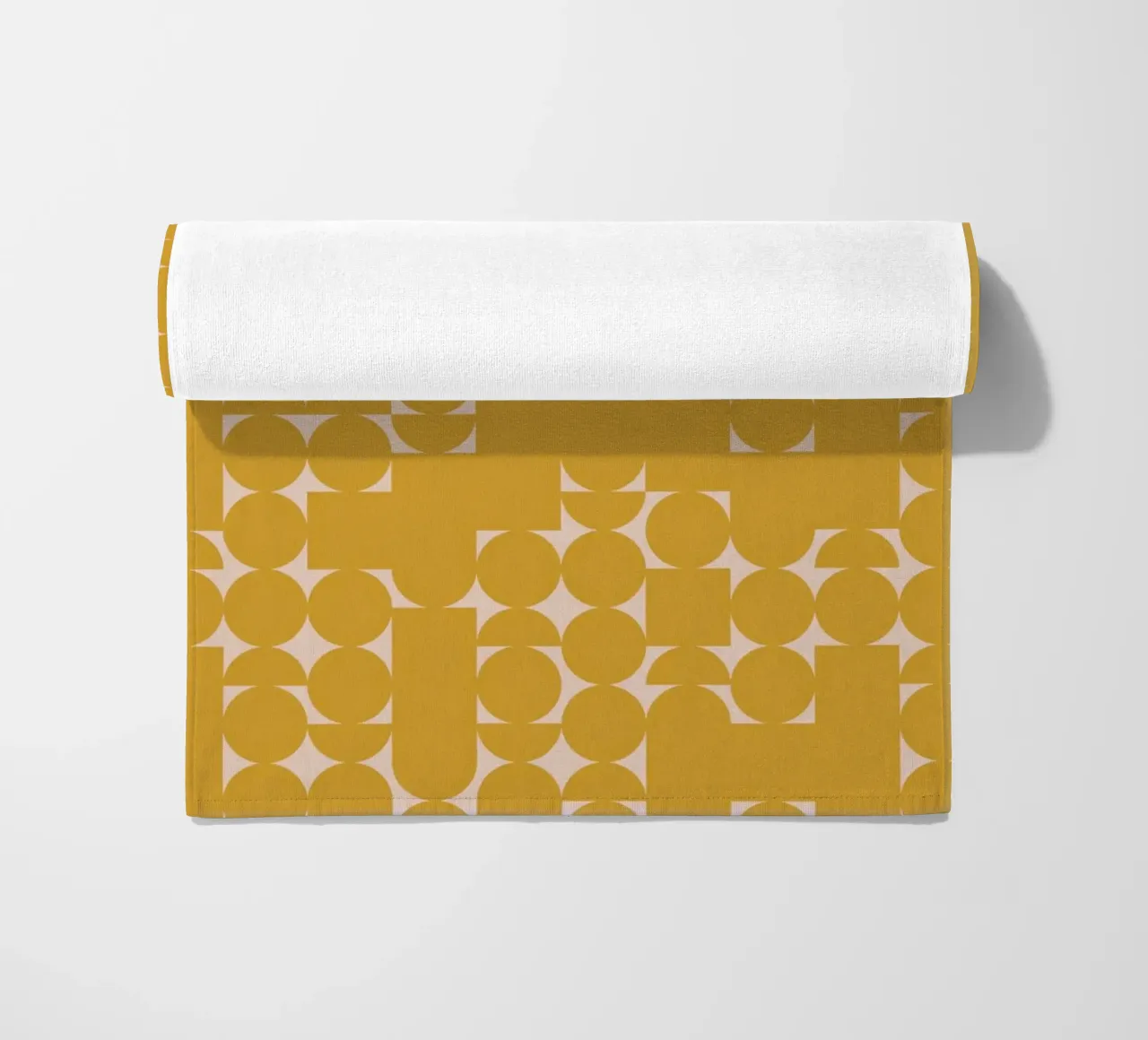 Impression d'art géométrique jaune moutarde et pêche serviette de plage de kookiepixel