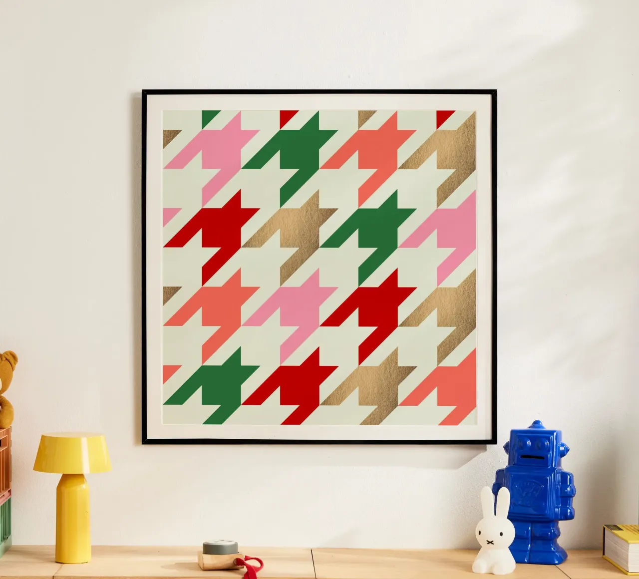 Feestelijk Houndstooth-patroon - Rood Roze Groen Nep Goud poster met kunststof frame van Dominique Vari Abstract