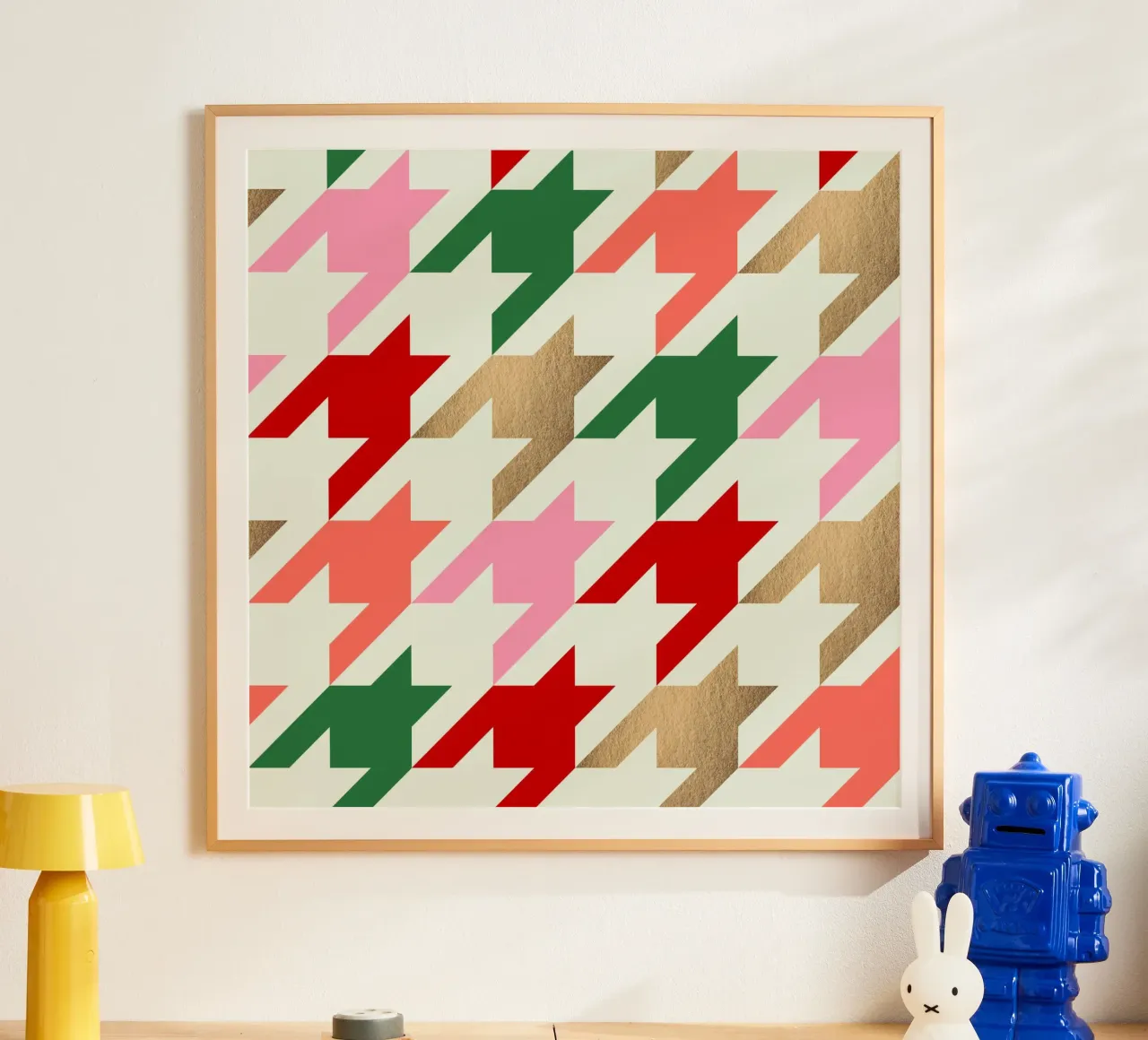 Feestelijk Houndstooth-patroon - Rood Roze Groen Nep Goud poster met kunststof frame van Dominique Vari Abstract