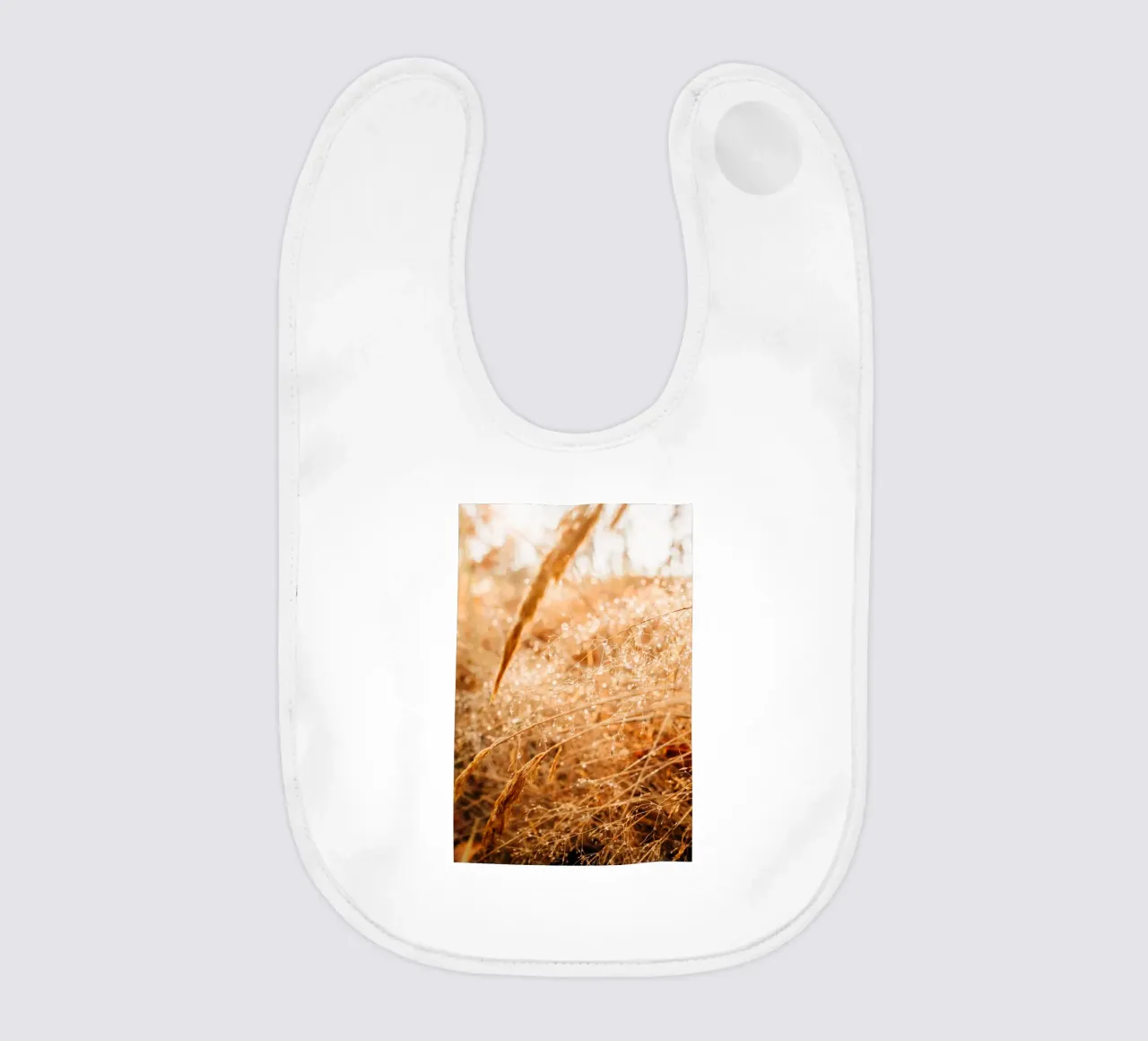 Erbe in autunno: gocce d'acqua e giochi di luce in natura bavaglino da Bold and Retro