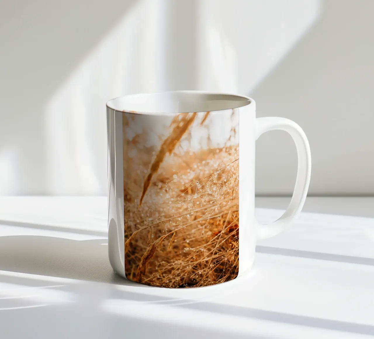 Erbe in autunno: gocce d'acqua e giochi di luce in natura tazza in ceramica da Bold and Retro