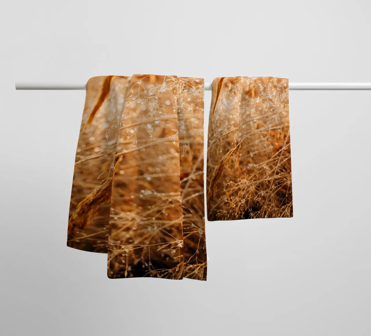Erbe in autunno: gocce d'acqua e giochi di luce in natura asciugamano da bagno da Bold and Retro