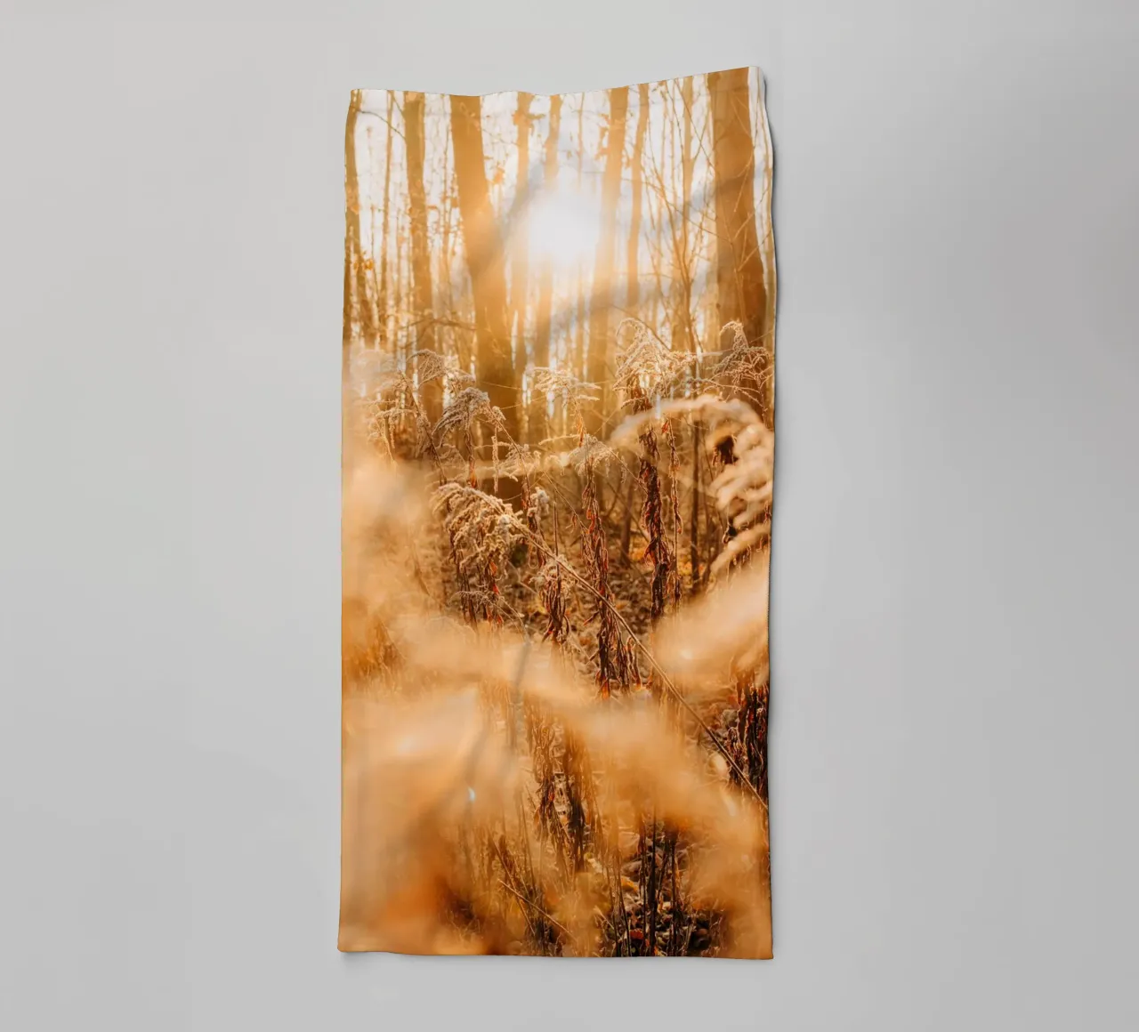Forêt d'automne dans la lumière du matin - Photographie d'ambiance de la nature serviette de bain de Bold and Retro