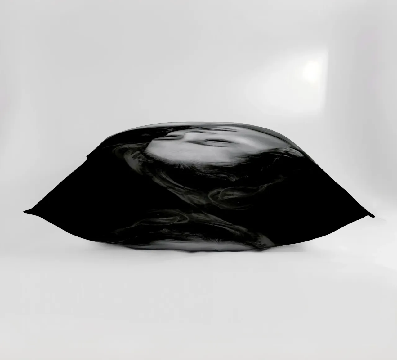Drowning No.II cuscino da Laura Palm