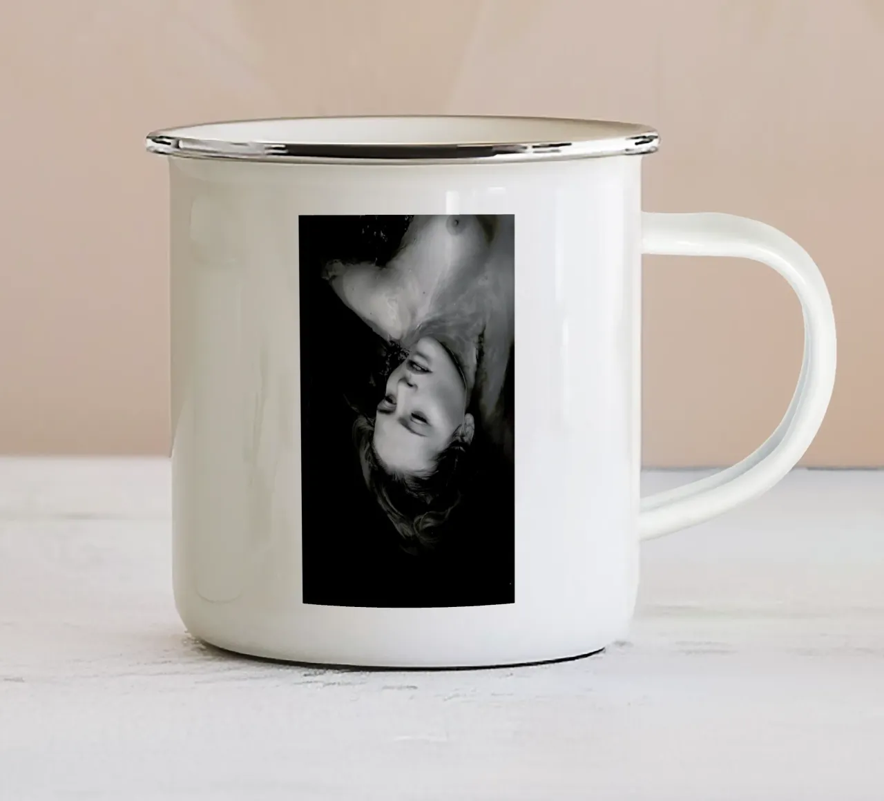 Drowning No.II tazza in smalto da Laura Palm