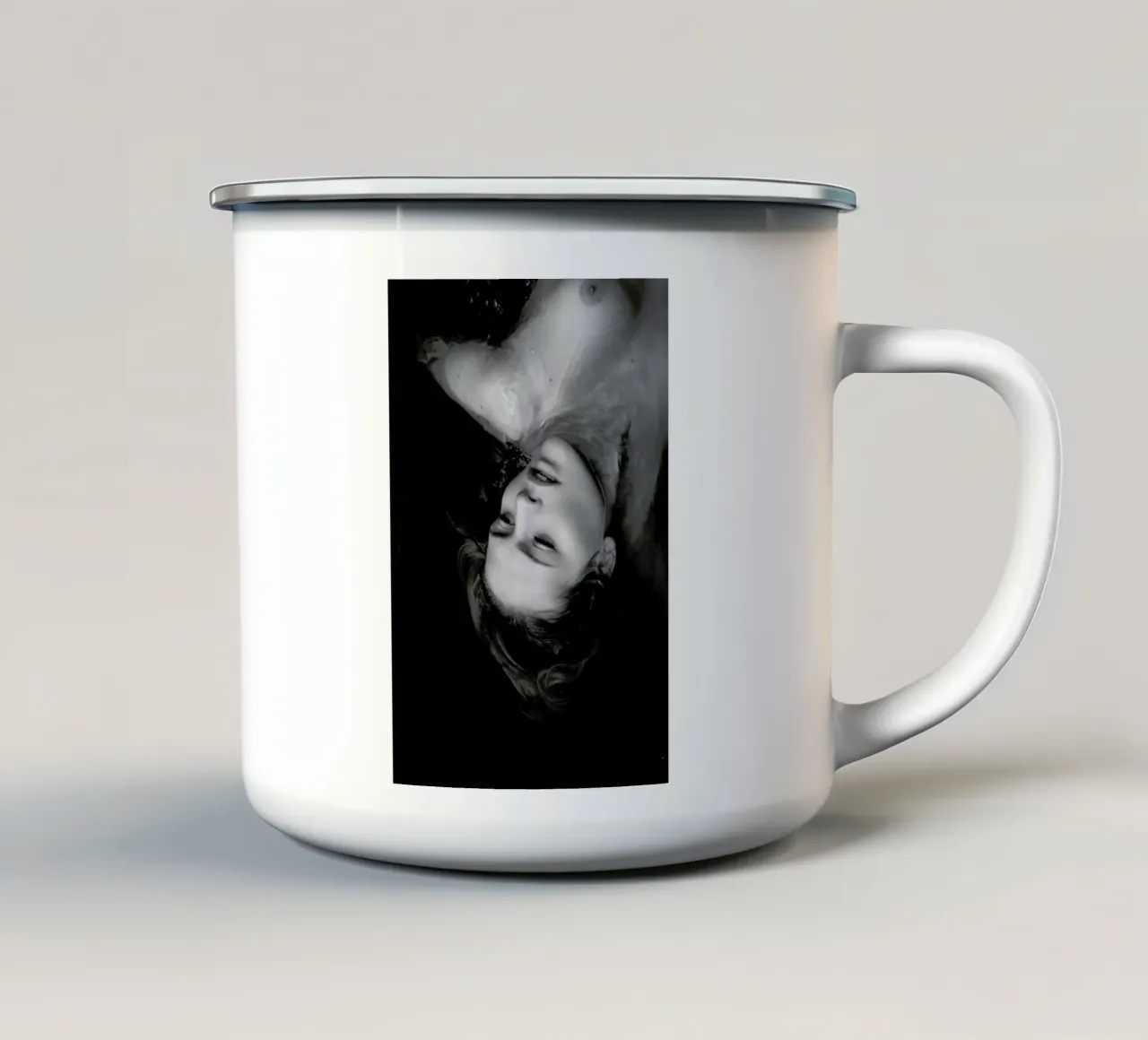Drowning No.II tazza in smalto da Laura Palm