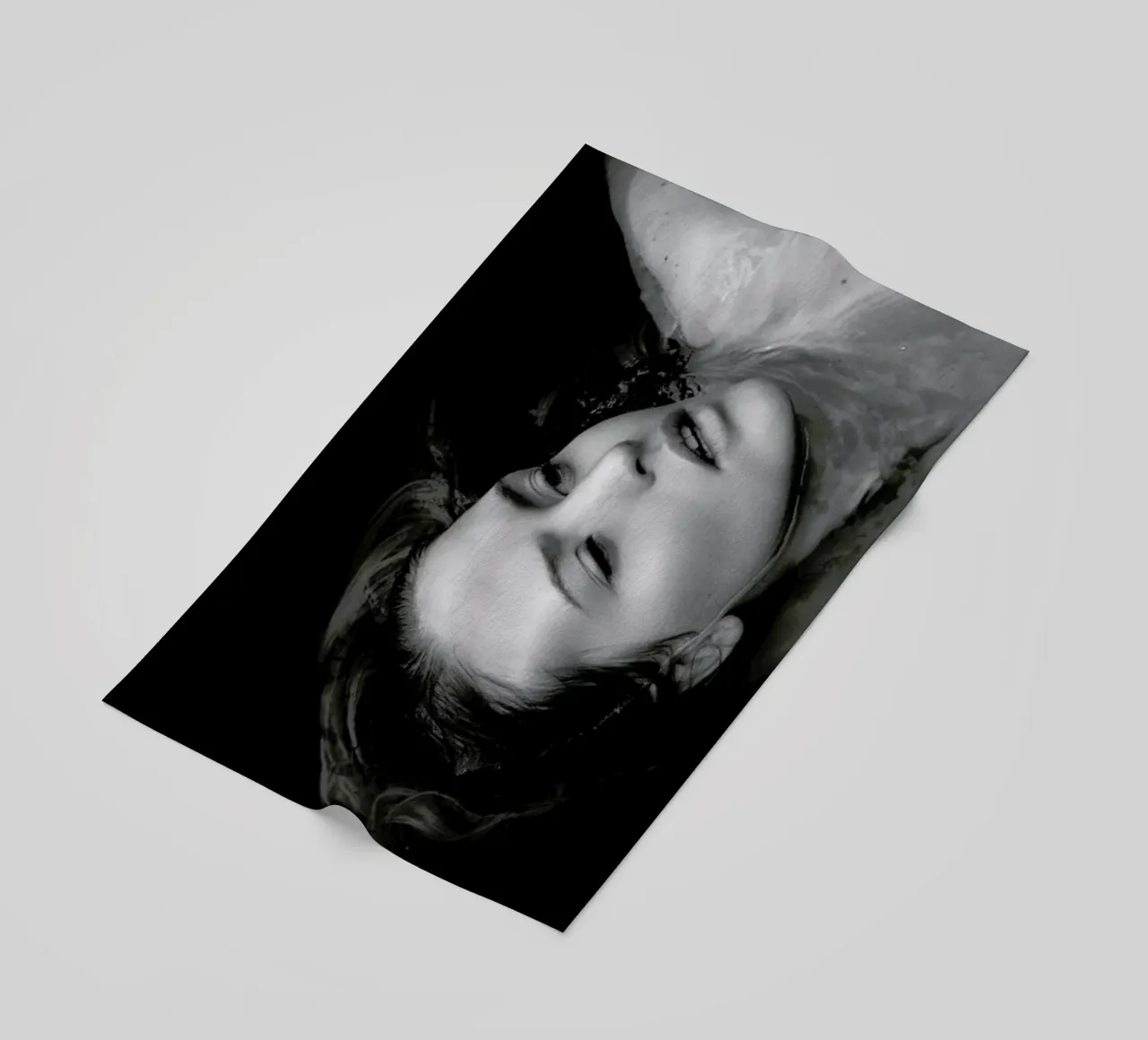 Drowning No.II telo mare da Laura Palm