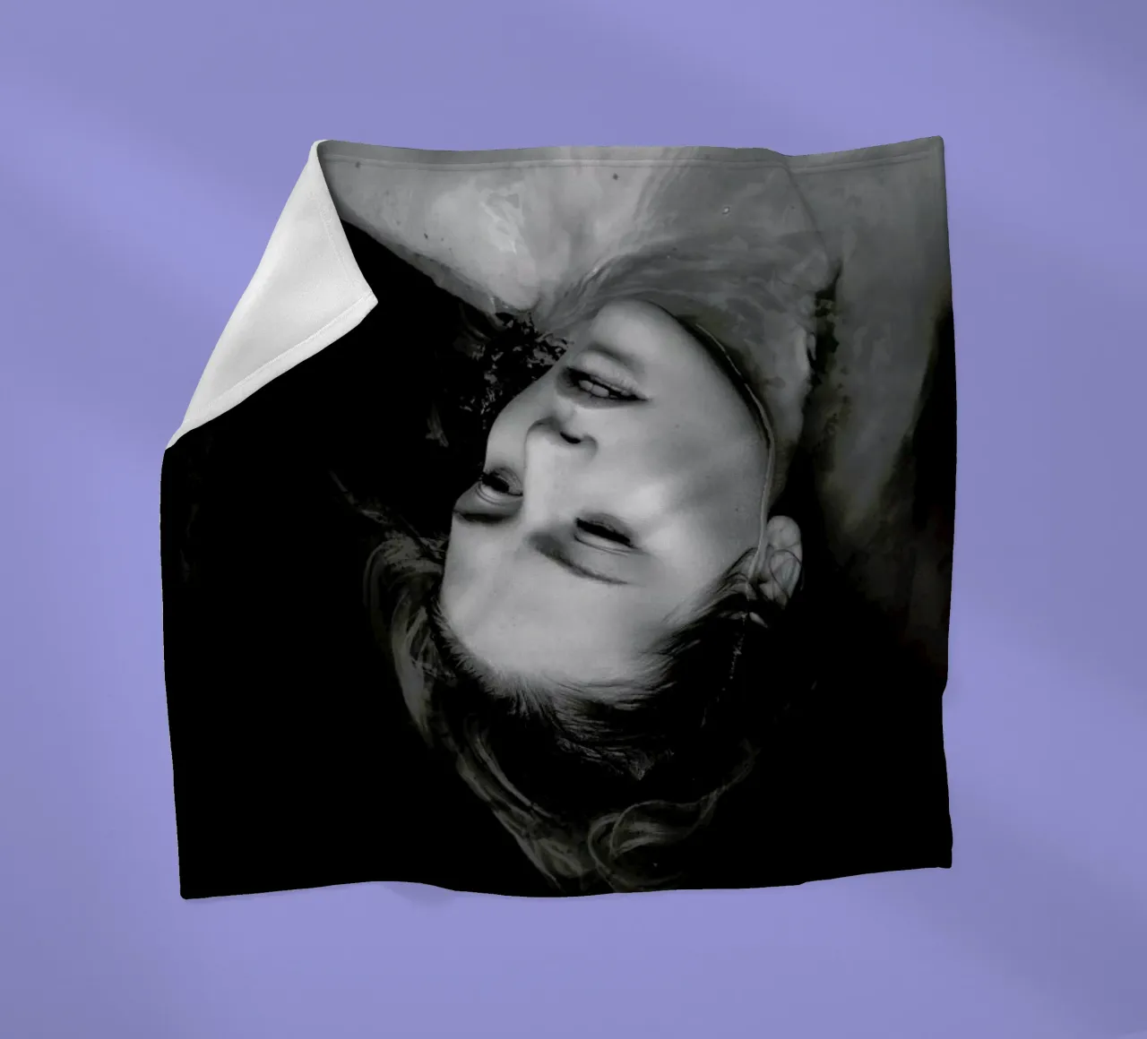 Drowning No.II coperta in pile da Laura Palm