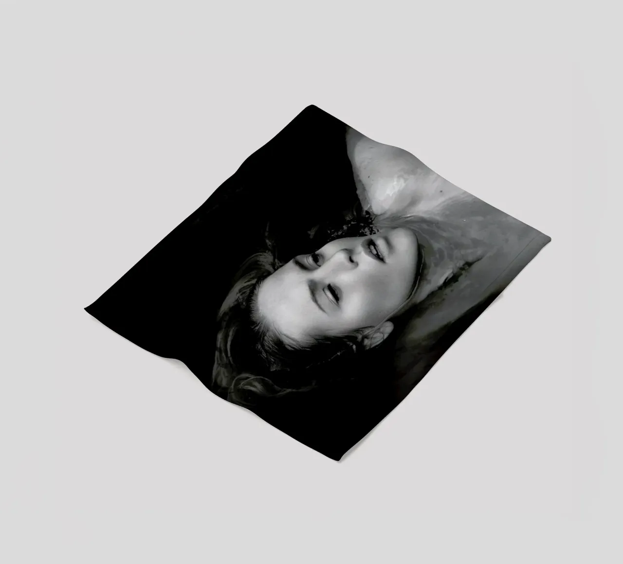 Drowning No.II coperta in pile da Laura Palm