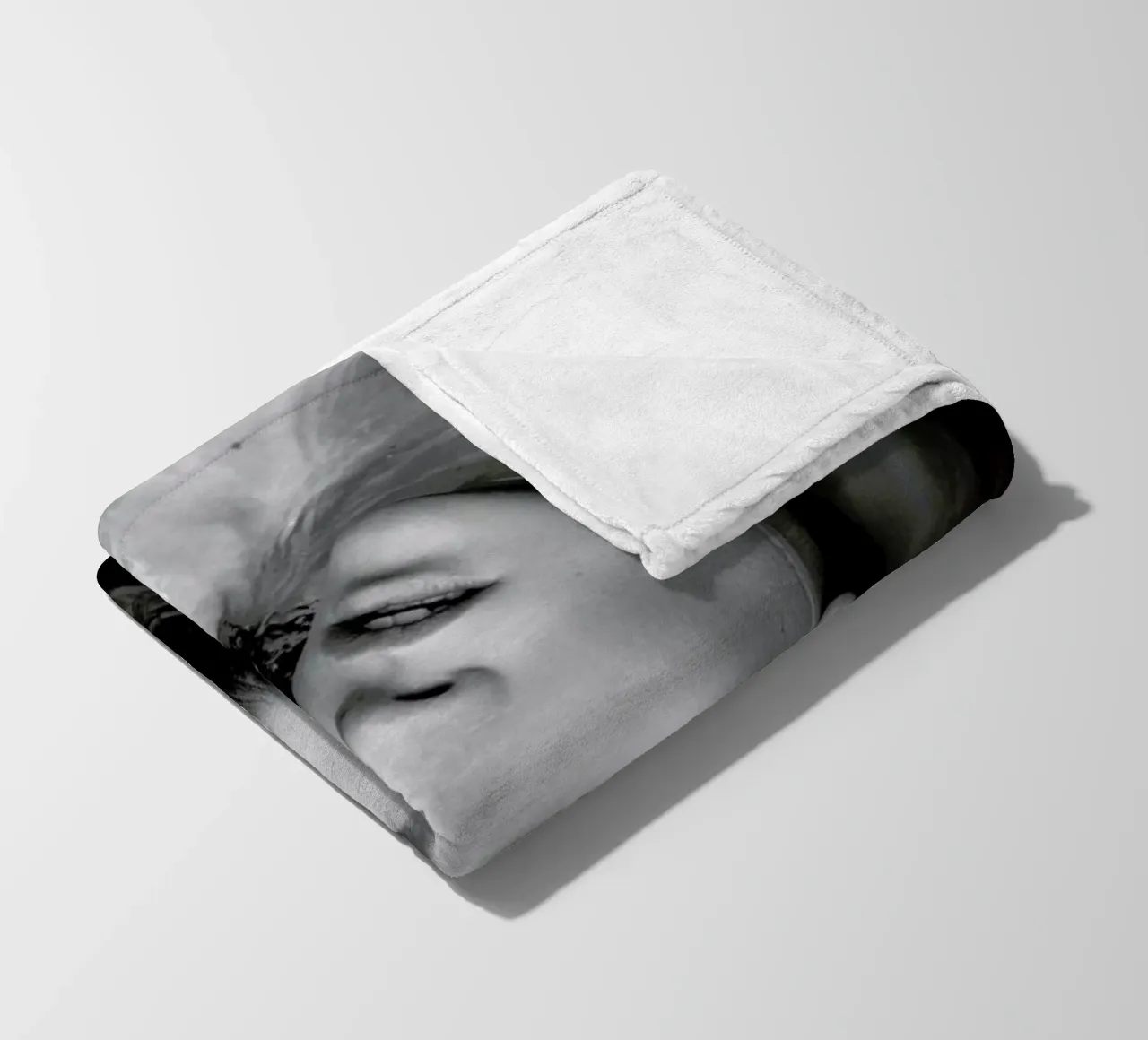 Drowning No.II coperta in pile da Laura Palm