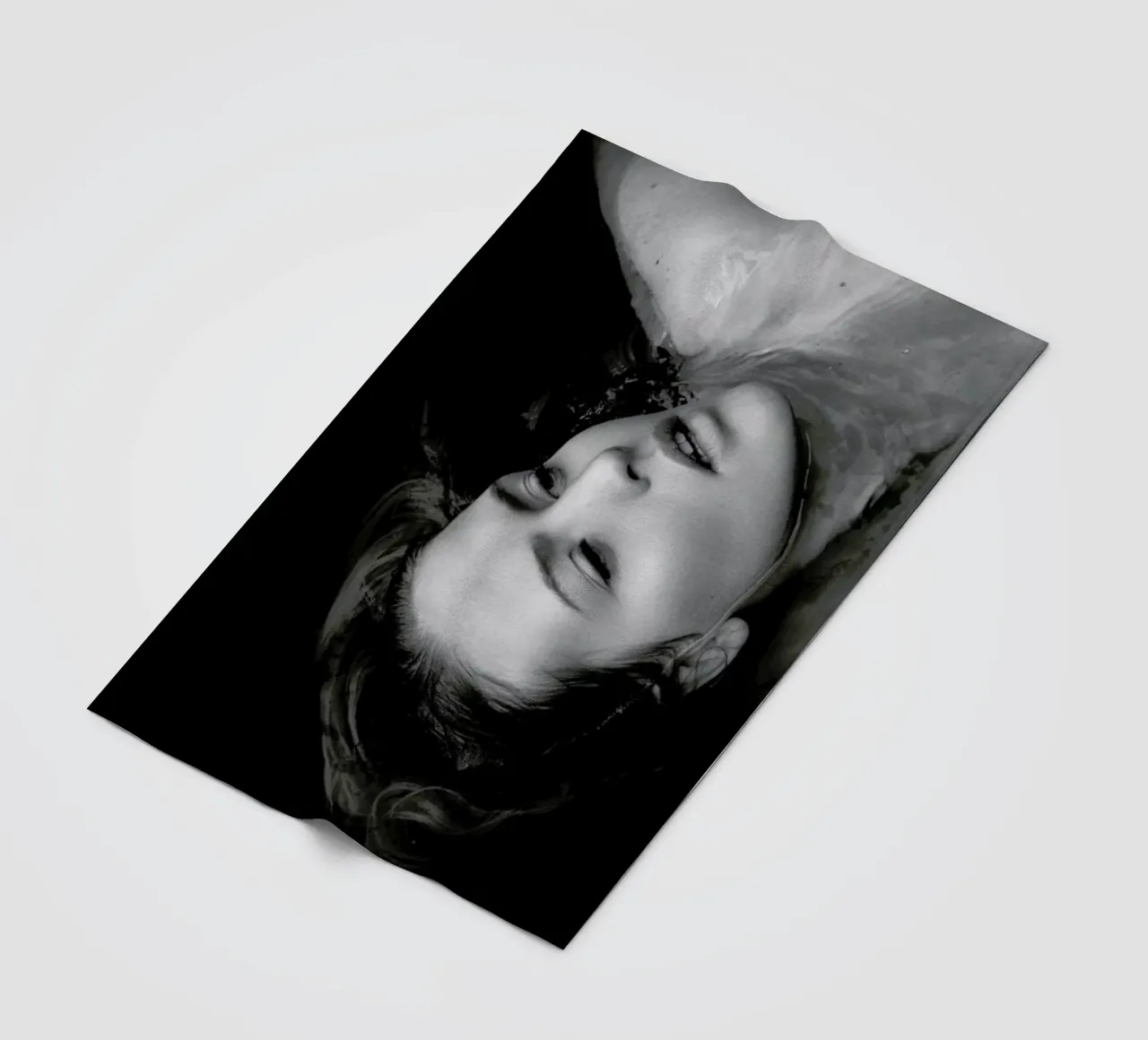 Drowning No.II coperta in pile da Laura Palm