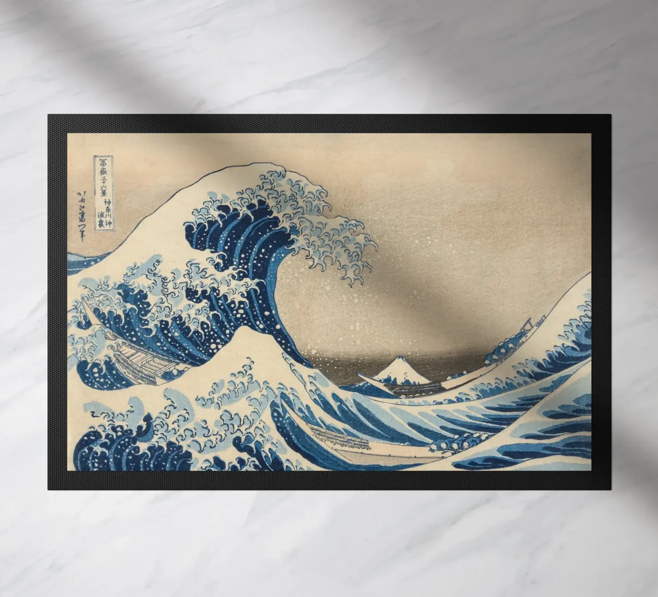 Hokusai-Die große Welle Fußmatte von Carinaprint