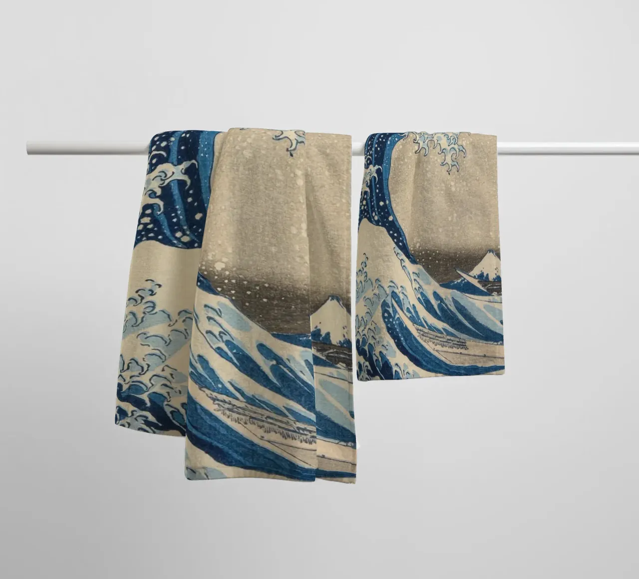 Hokusai-Die große Welle Handtuch von Carinaprint