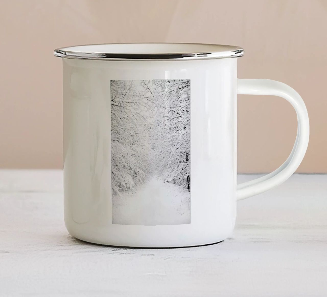 Walking in a Winter Wonderland tazza in smalto da Laura Palm