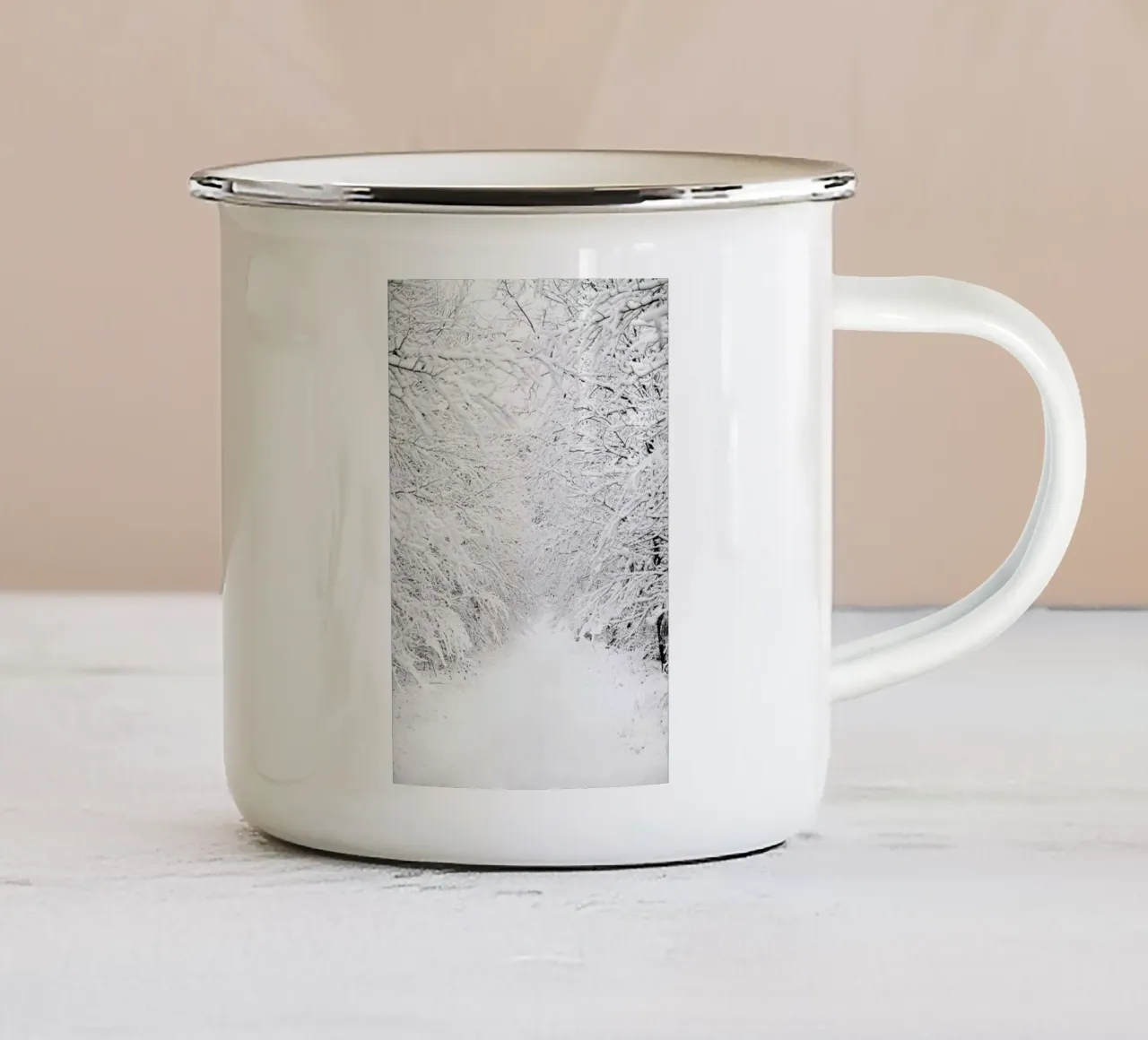 Walking in a Winter Wonderland tazza in smalto da Laura Palm