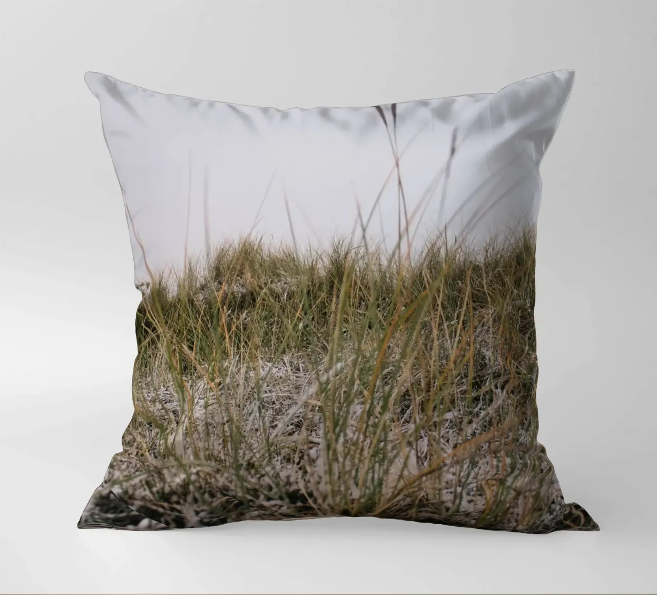 L'erba in inverno cuscino da The Wild Creative Studio