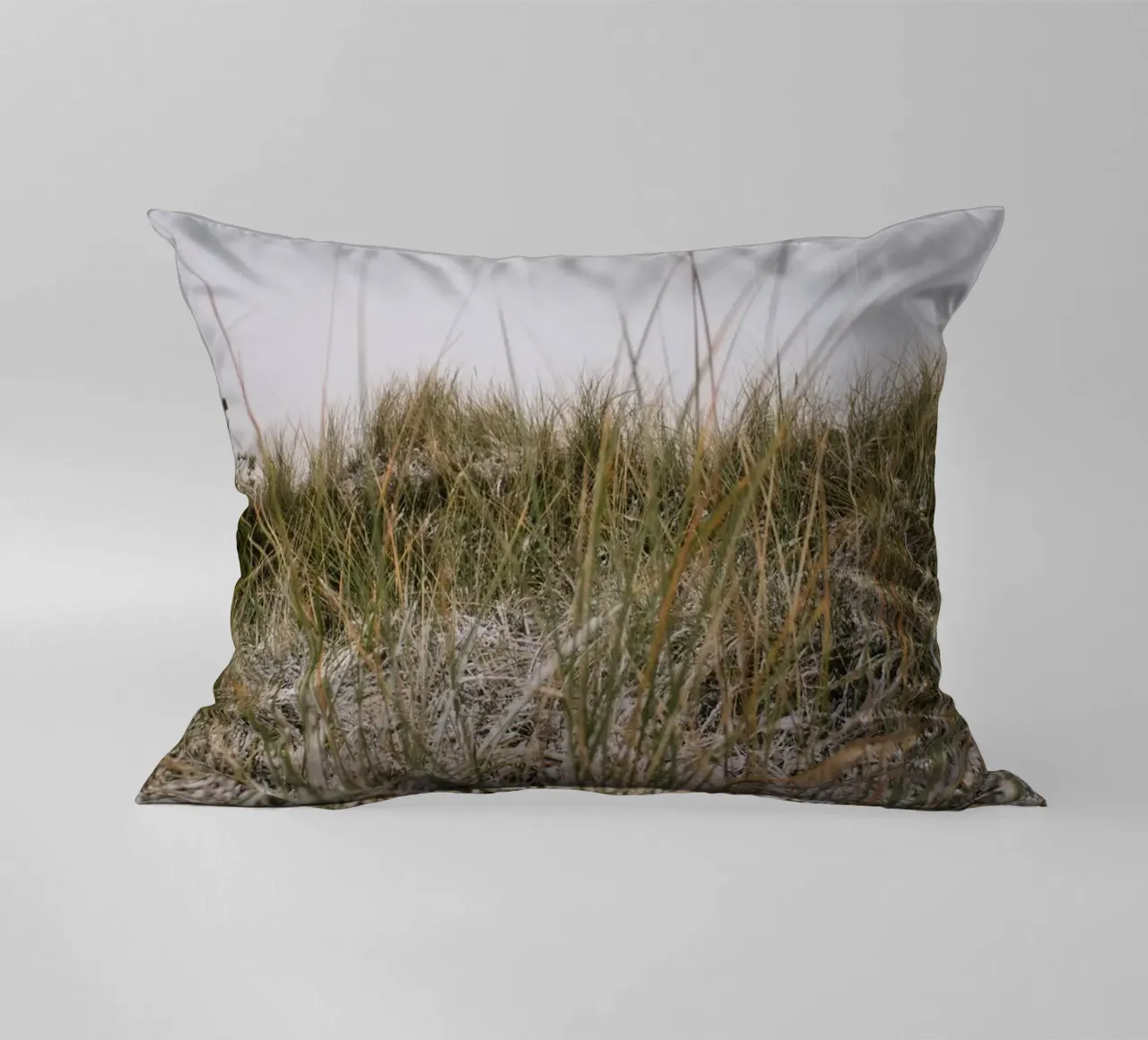 L'erba in inverno cuscino da The Wild Creative Studio