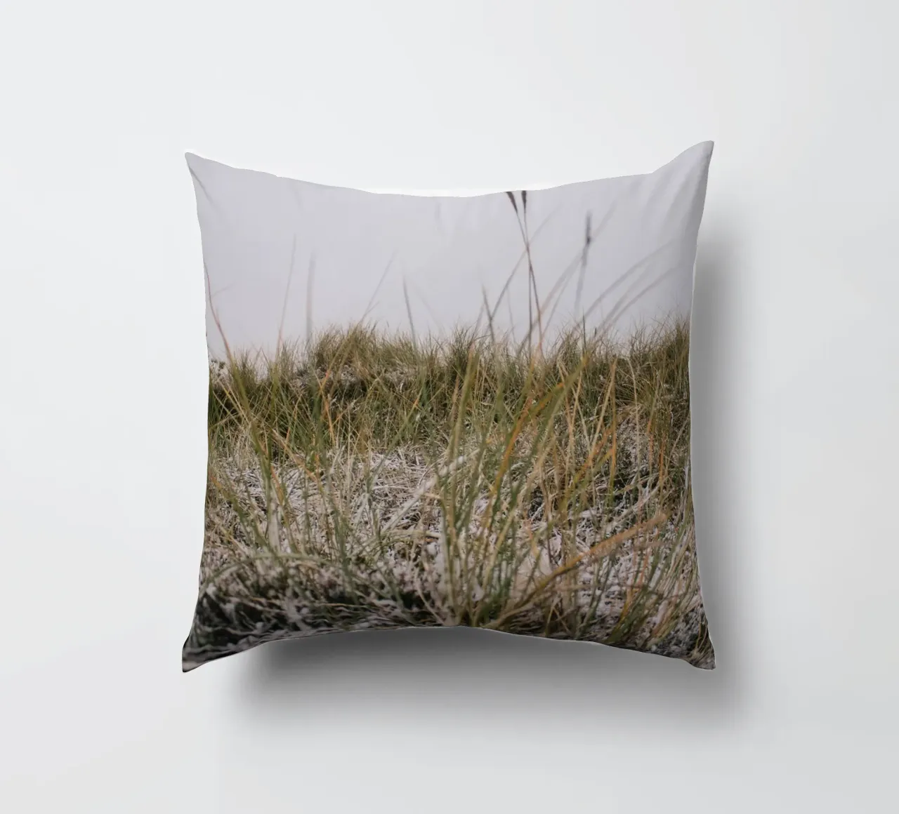 L'erba in inverno cuscino da Wild Horizon Studio