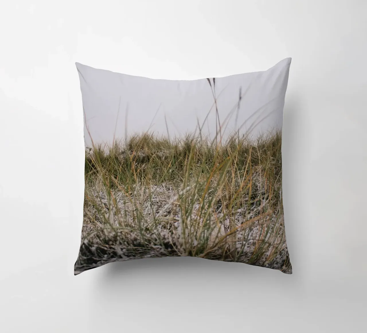 L'erba in inverno cuscino da Wild Horizon Studio