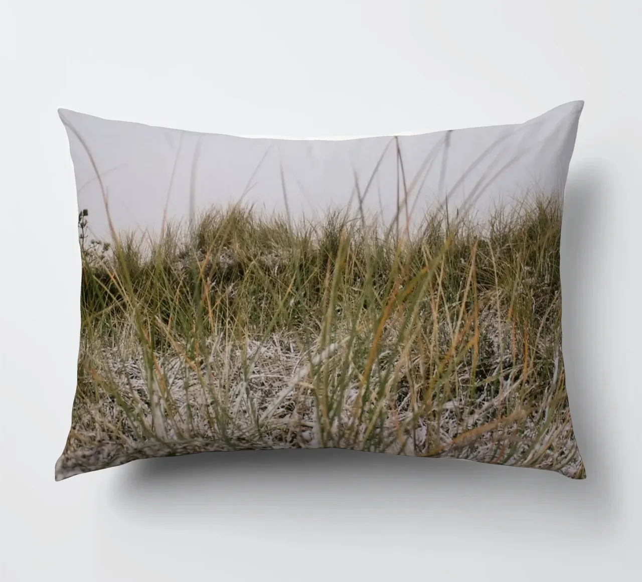 L'erba in inverno cuscino da Wild Horizon Studio