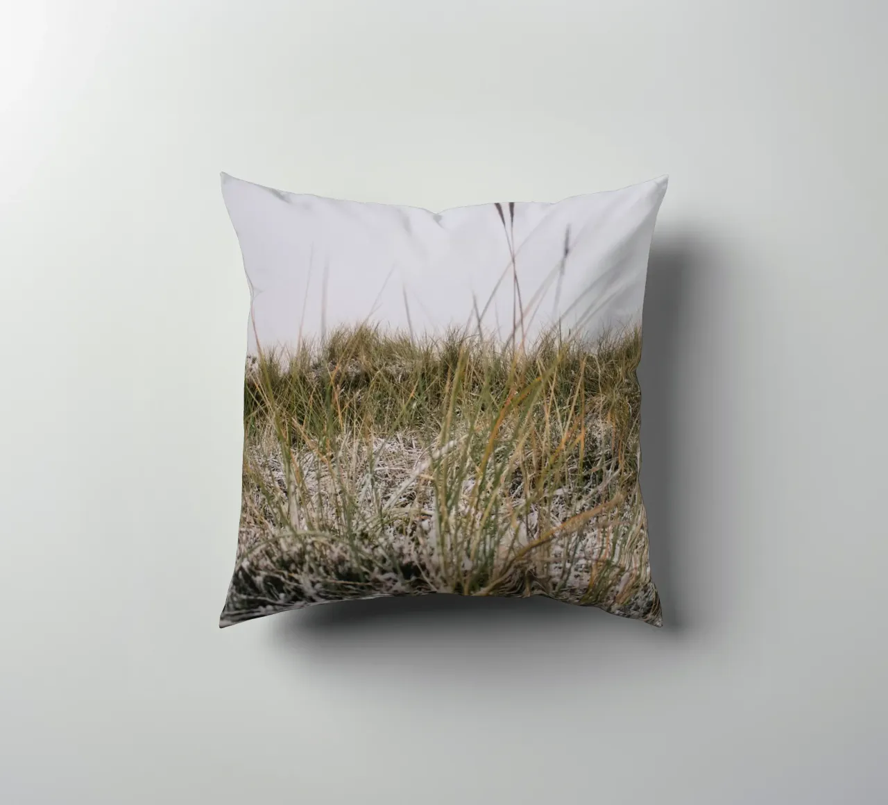 L'erba in inverno cuscino da The Wild Creative Studio