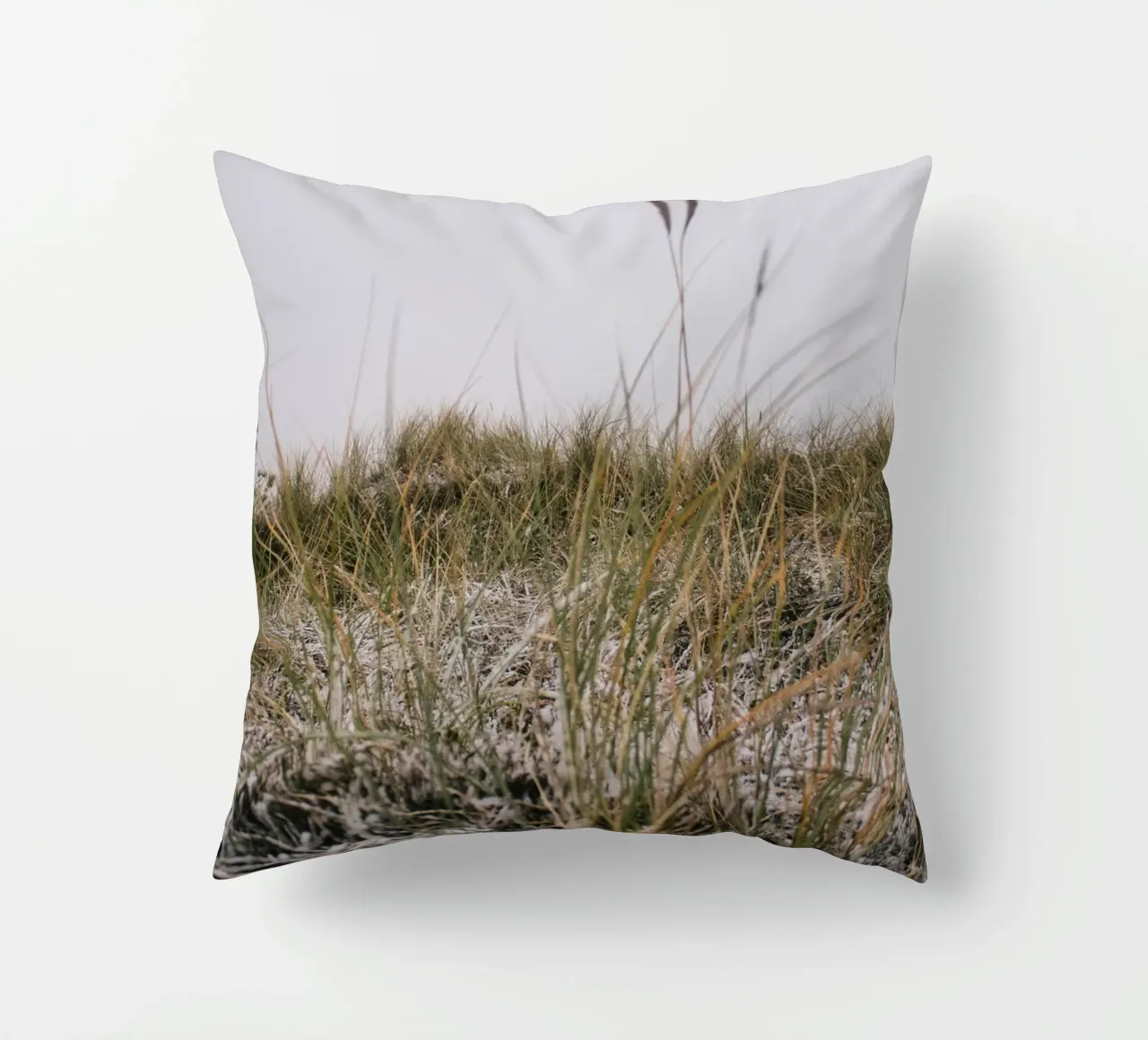 L'erba in inverno cuscino da The Wild Creative Studio