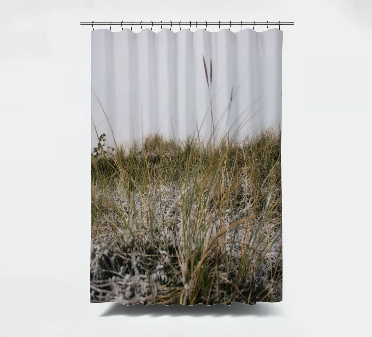L'erba in inverno tenda da doccia da The Wild Creative Studio