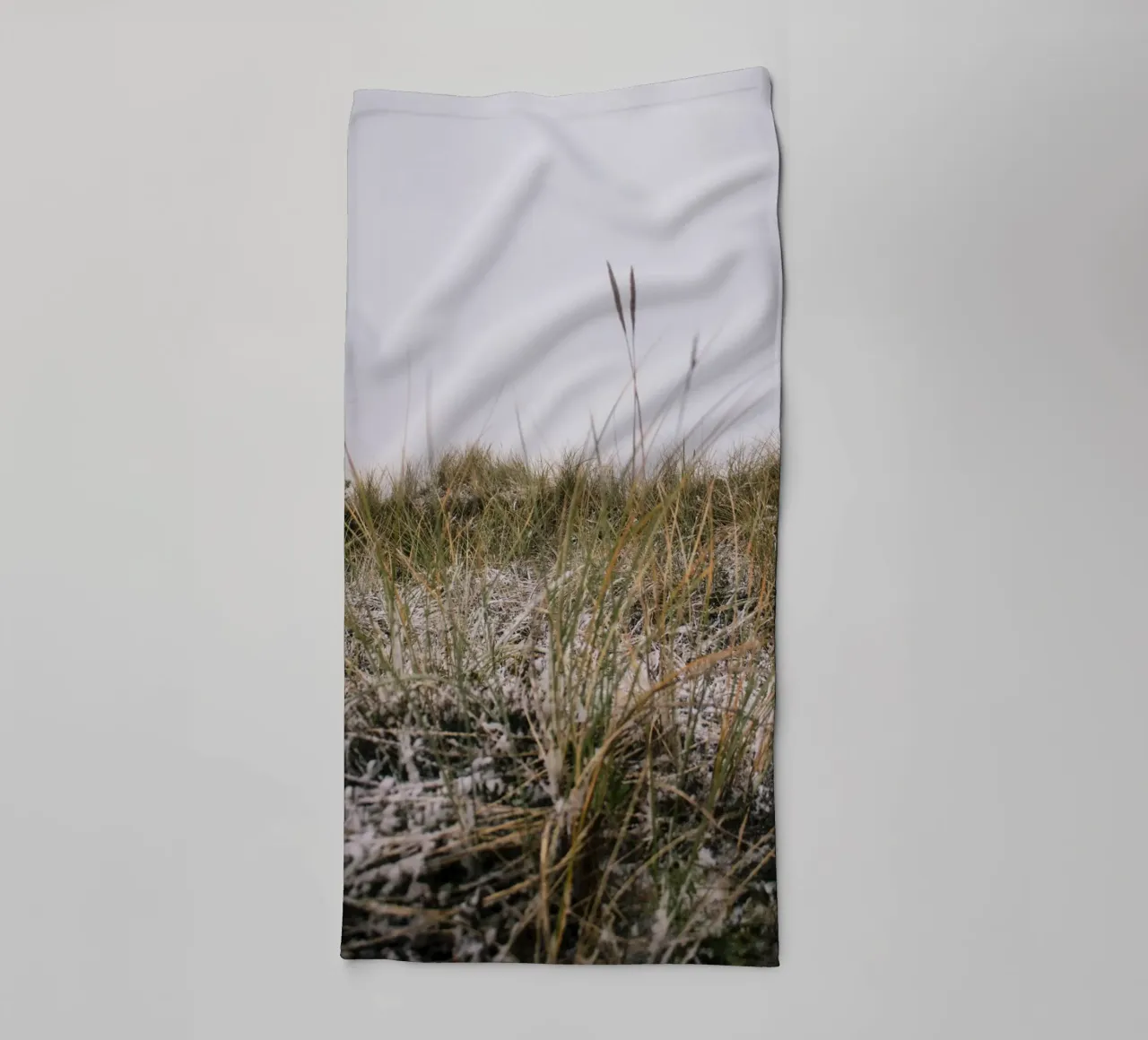 L'erba in inverno asciugamano da bagno da The Wild Creative Studio