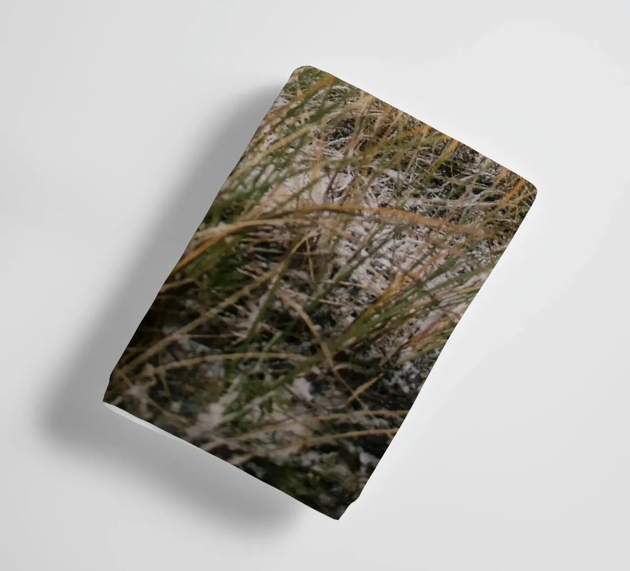 L'erba in inverno asciugamano da bagno da The Wild Creative Studio
