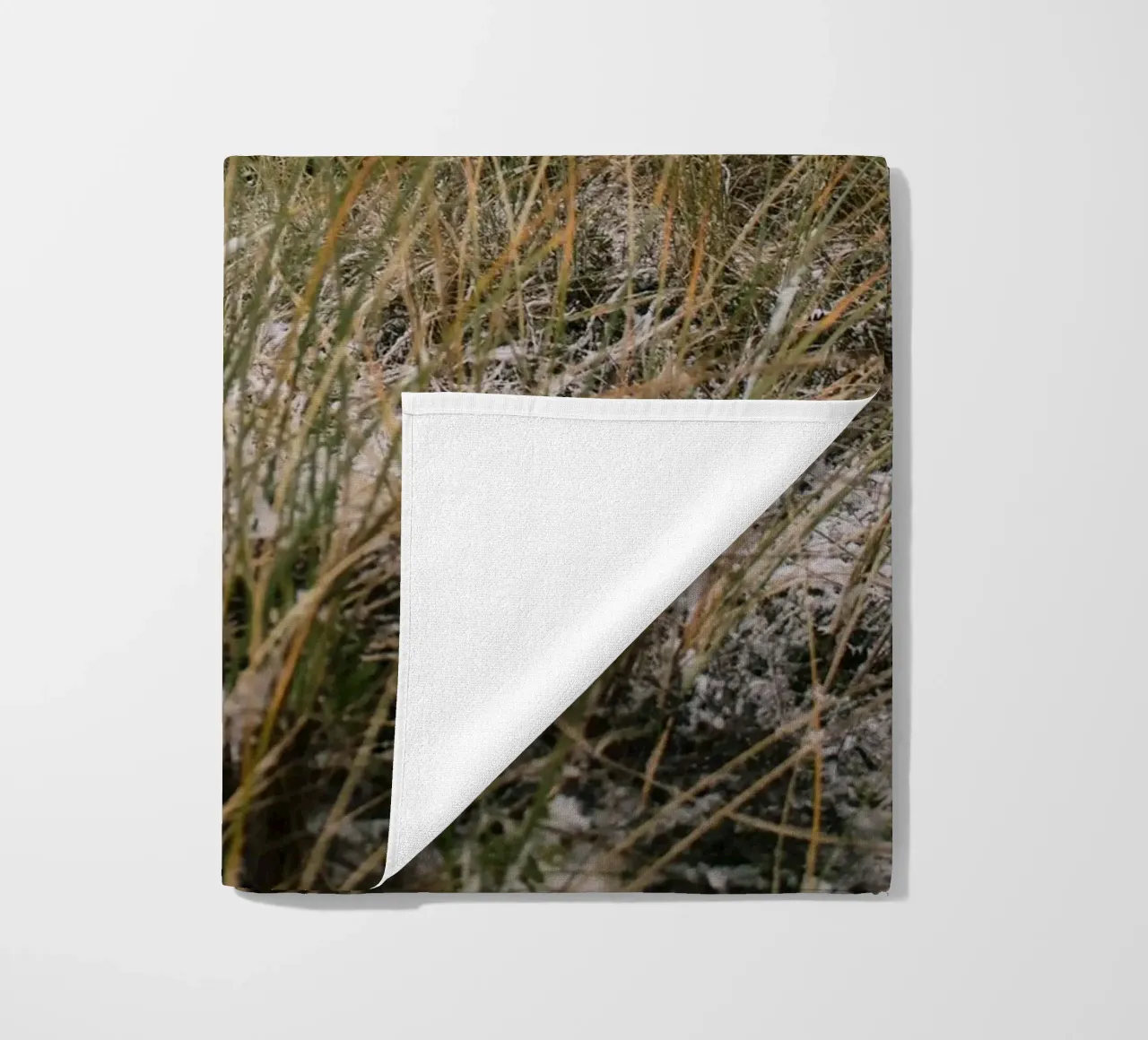 L'erba in inverno telo mare da The Wild Creative Studio