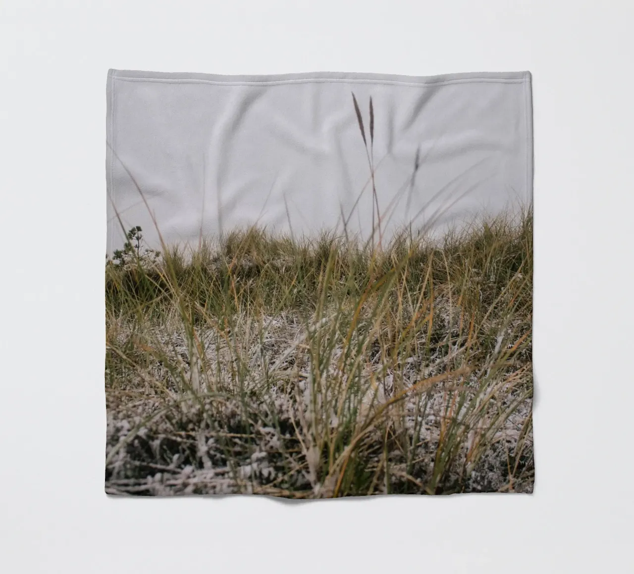 L'erba in inverno coperta in pile da The Wild Creative Studio