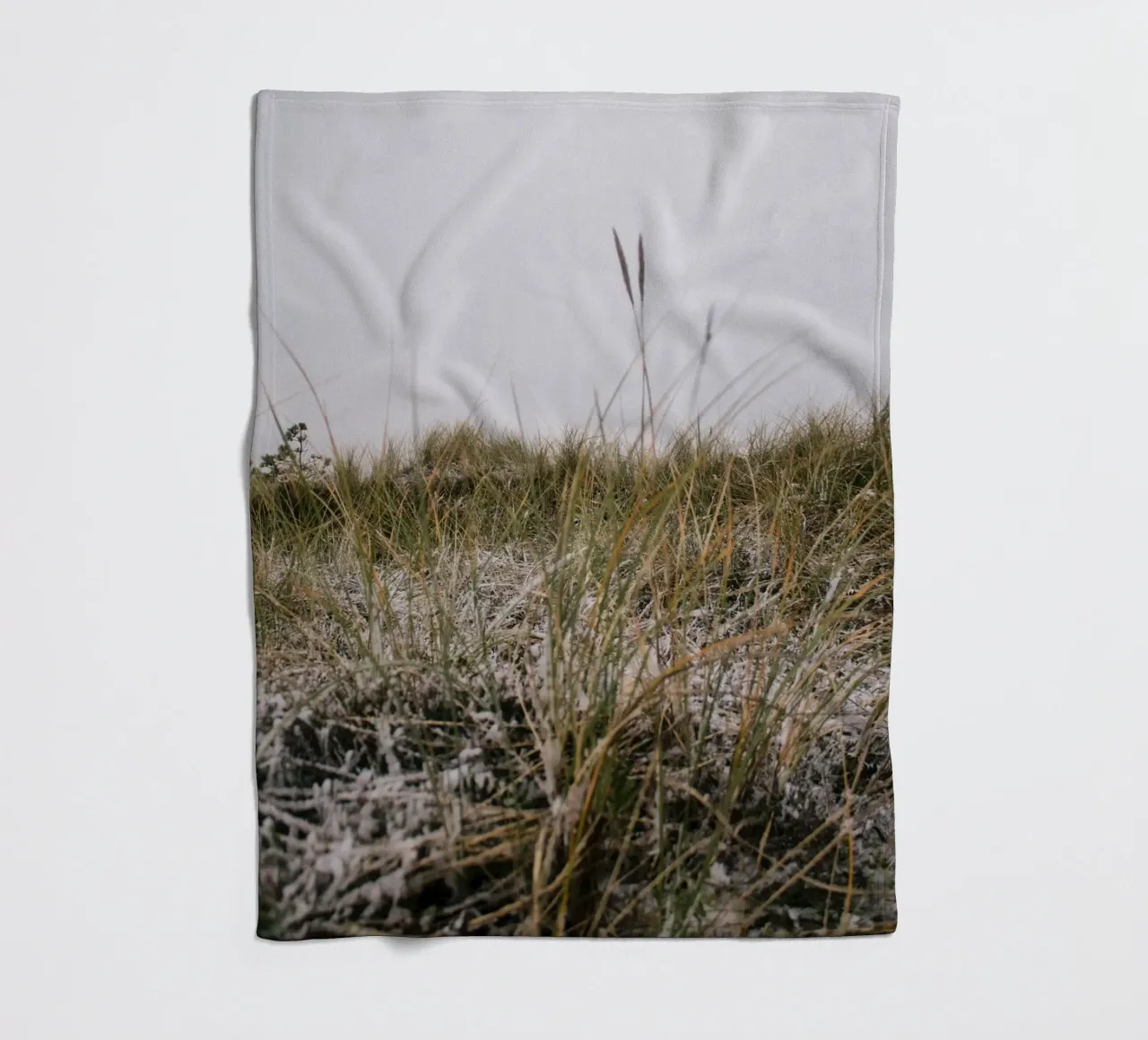 L'erba in inverno coperta in pile da The Wild Creative Studio