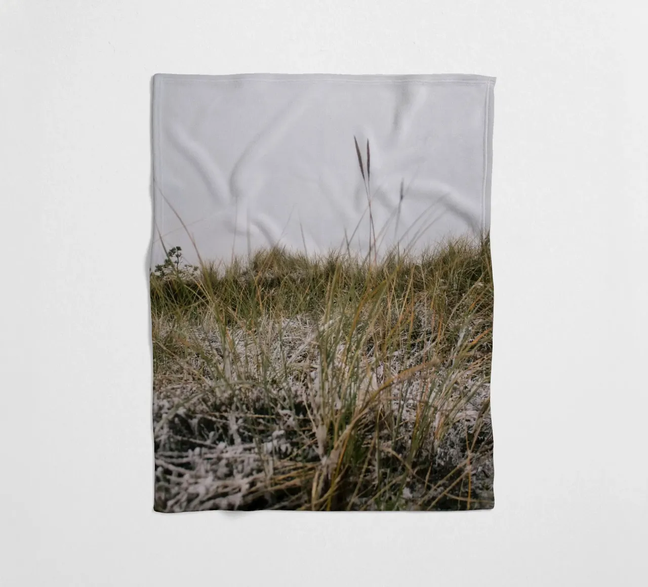 L'erba in inverno coperta in pile da The Wild Creative Studio