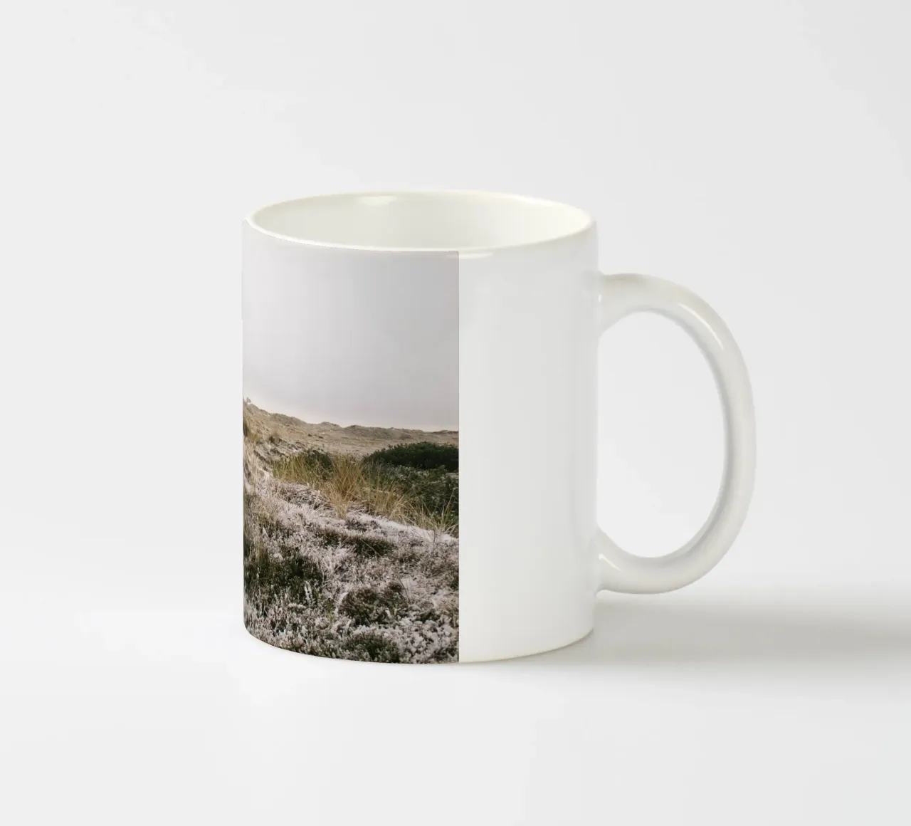 Leuchtturm in Winterlandschaft tazza in ceramica da The Wild Creative Studio