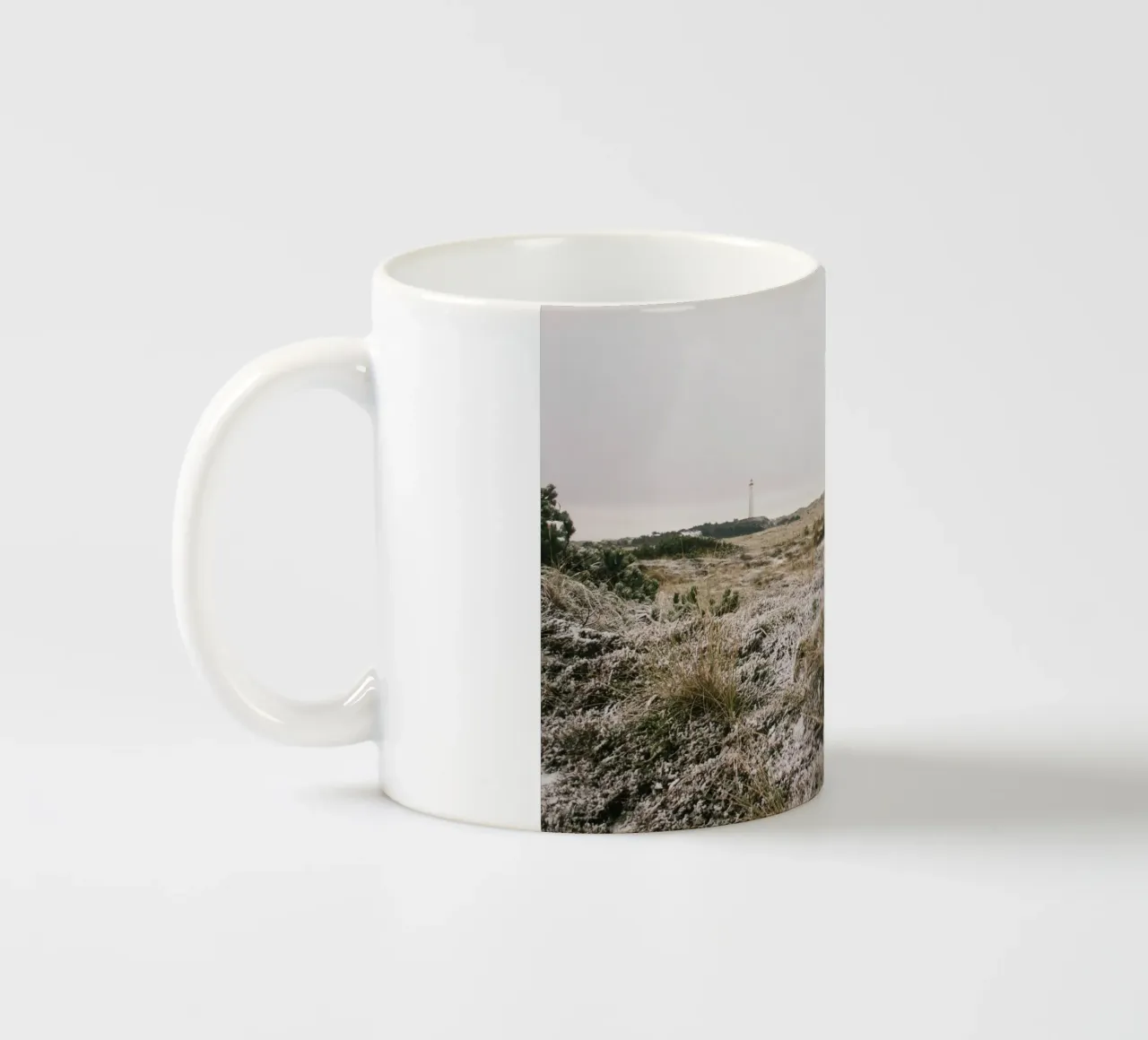 Leuchtturm in Winterlandschaft tazza in ceramica da The Wild Creative Studio