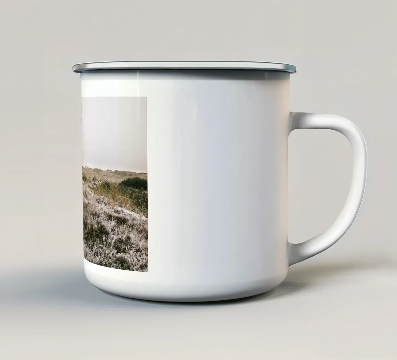 Leuchtturm in Winterlandschaft tazza in smalto da The Wild Creative Studio