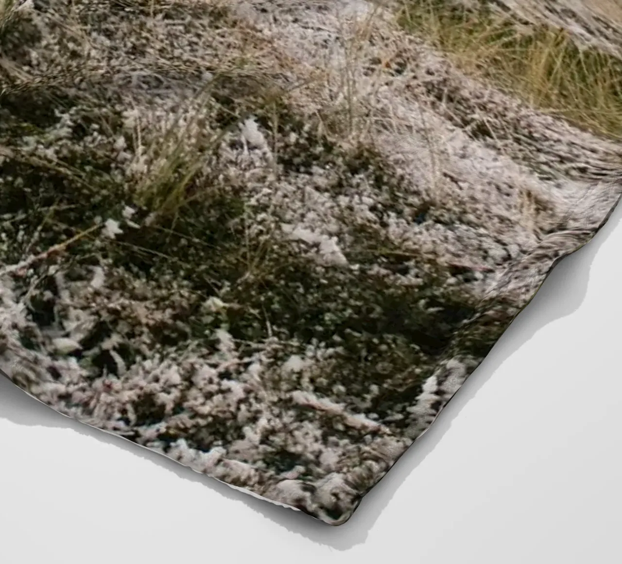 Leuchtturm in Winterlandschaft coperta in pile da The Wild Creative Studio