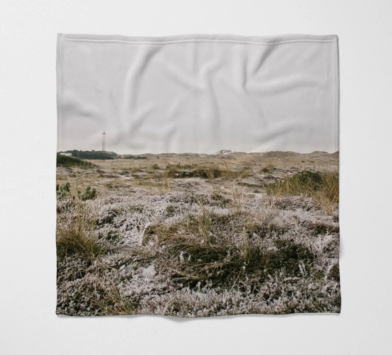 Leuchtturm in Winterlandschaft coperta in pile da The Wild Creative Studio