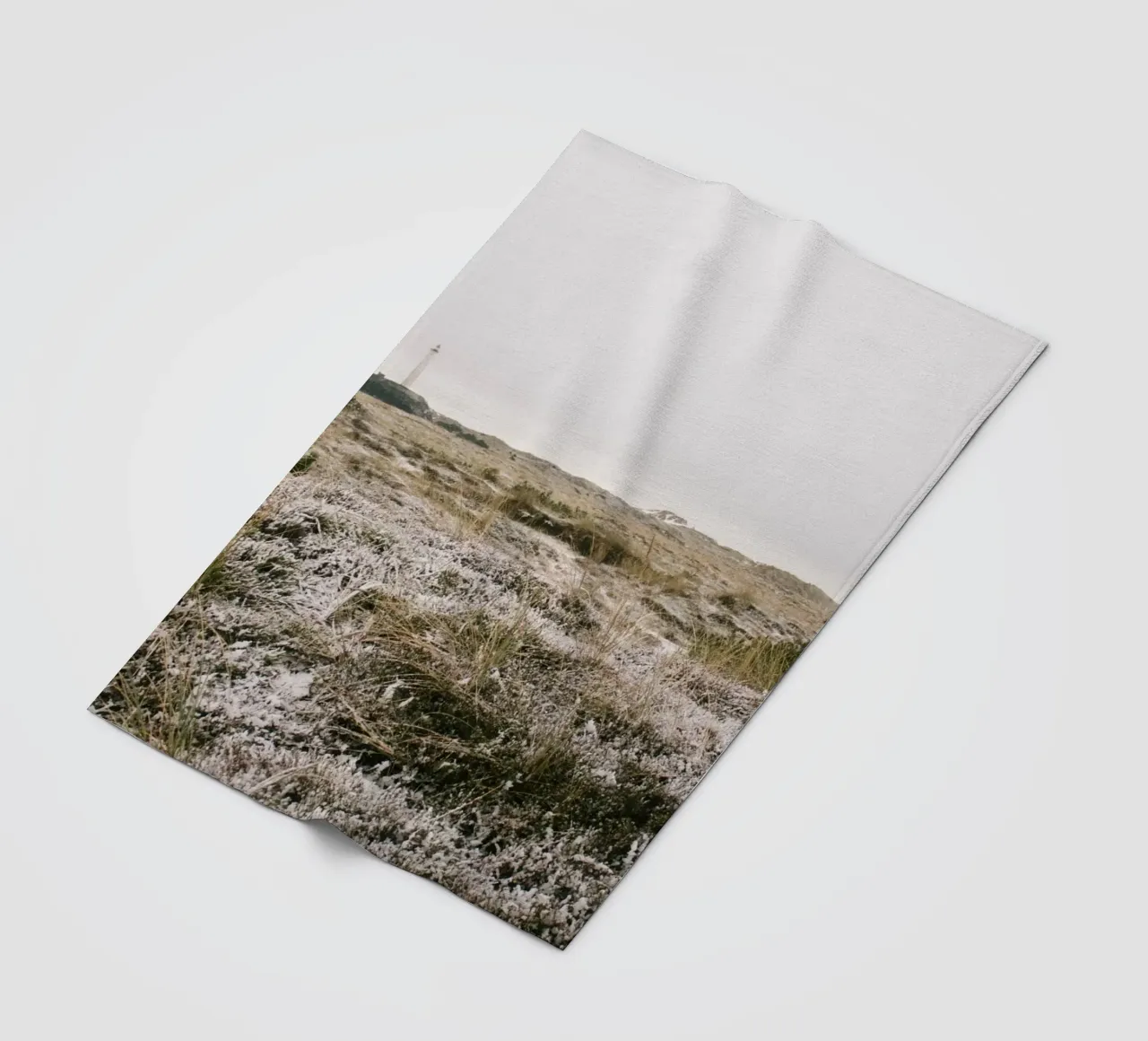 Leuchtturm in Winterlandschaft coperta in pile da The Wild Creative Studio